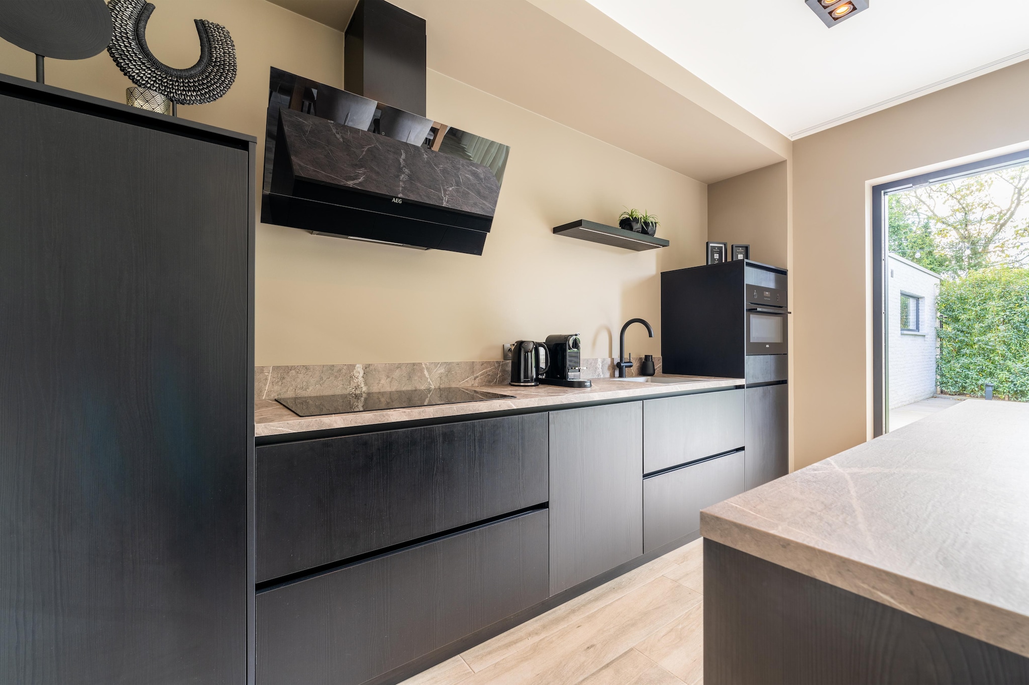 Ground floor: (open kitchen(hob(induction), electric kettle, toaster, coffee machine(cups, espresso), coffee machine(pads), combination microwave, dishwasher, fridge-freezer, tumble dryer, washing machine, high chair, ironing board, iron, Hand blender), Living/diningroom(TV, dining table, seating area, party games), Bedroom with bathroom(double bed, TV, shower, washbasin, toilet), toilet(toilet))\n\nOn the 1st floor: (bedroom(single bed, single bed), Bedroom with bathroom(double bed, shower, washbasin, toilet, hairdryer), Bedroom with bathroom(double bed, TV(digital), shower, washbasin, toilet, hairdryer), bathroom(shower, washbasin, hairdryer), toilet(toilet))\n\nTV, streamingservice, microwave, bathtub or shower, heating, air conditioning, terrace, garden, bicycle storage, garden furniture, sun loungers, parking, deckchairs, parasol, table football, air hockey, darts