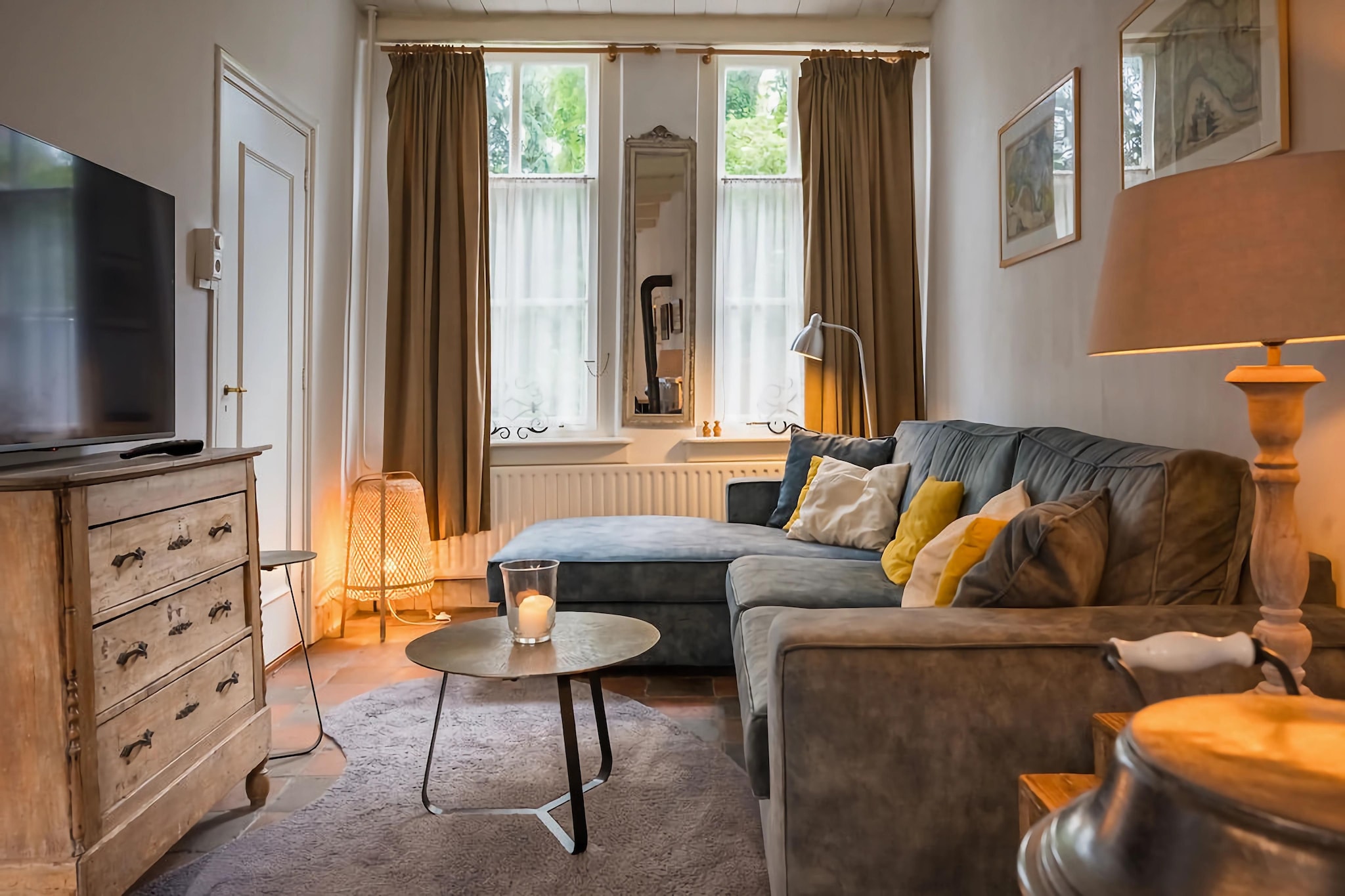 A Historic Escape in the Heart of Veere
Step into a piece of history with this charming 18th-century fisherman’s house, nestled in the heart of the picturesque town of Veere. This cozy holiday home invites you to experience the unique blend of past and present, where traditional architecture meets modern comfort. Relax in the sun-kissed garden with serene views of the Veerse Meer, or unwind indoors with a smart TV, Bose sound system, and streaming services. The fully equipped kitchen and spacious dining table set the stage for shared meals, while the upstairs bedrooms offer stunning vistas of both the historic streets and the shimmering water.
Discover Veere and Its Surroundings
Veere is a treasure trove of history and charm. Wander through its cobbled streets, explore the iconic Grote Kerk, or marvel at the Veere Town Hall with its centuries-old carillon concerts. The Veerse Meer, just steps away, invites you to enjoy sailing, kayaking, or simply admiring its tranquil beauty. For beach lovers, the golden sands of Domburg and Oostkapelle are a short drive away, perfect for sunbathing or a refreshing swim. Golf enthusiasts will appreciate the nearby courses, while the cultural allure of Middelburg and the Delta Works offers day-trip possibilities.
Local Dining and Delights
Indulge in Zeeland’s rich culinary scene at Restaurant De Werf and Auberge de Campveerse Toren, both offering delightful seafood and regional specialties just a stroll from your door. Freshly caught fish, Zeeland oysters, and sweet treats like the famous bolus pastries await.