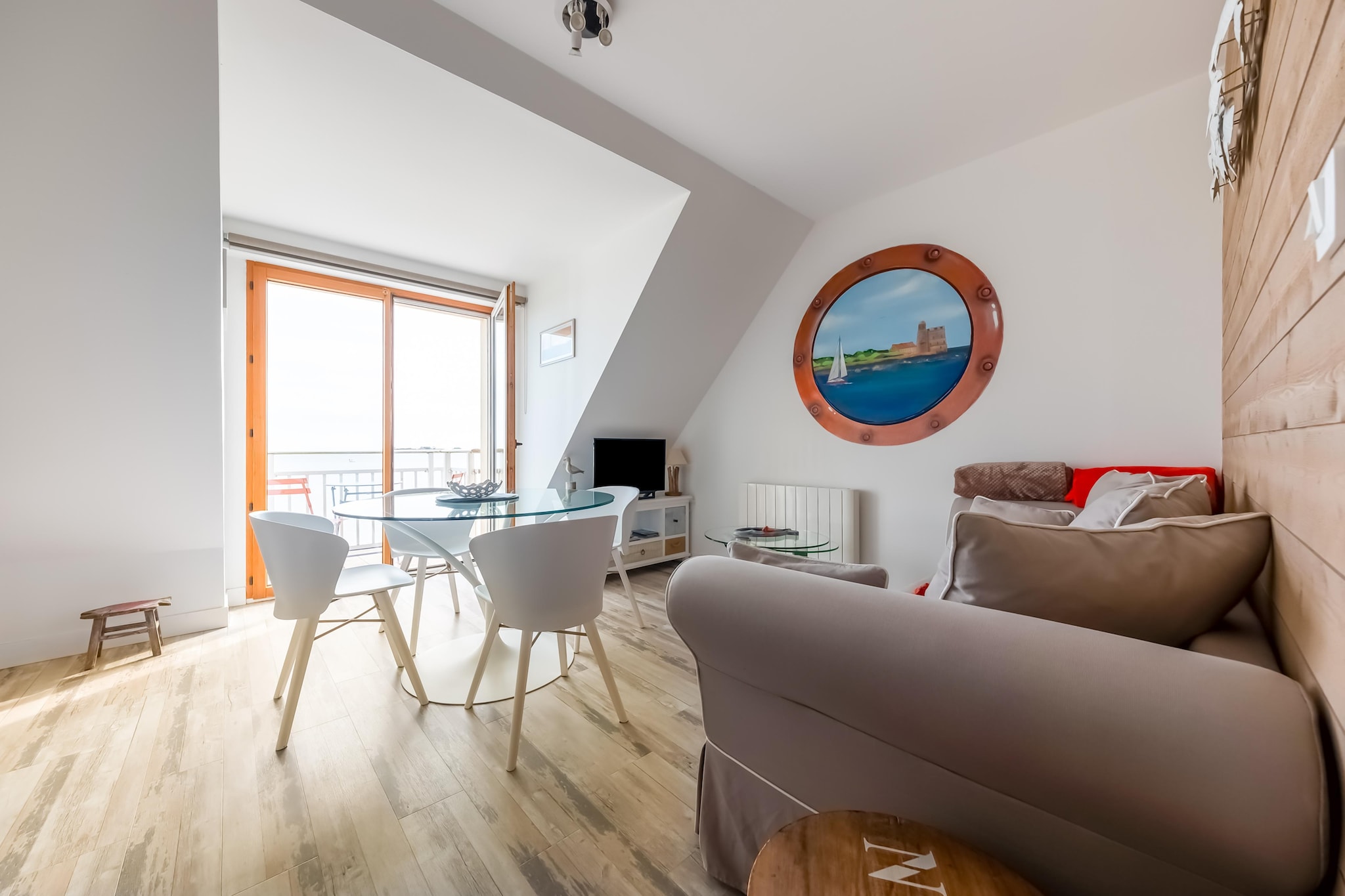 Located on the 2nd floor of a peaceful residence in Saint-Vaast-la-Hougue, this tastefully furnished duplex apartment offers stunning views of the oyster beds and the island of Tatihou. Ideal for couples or small families, the home combines comfort, charm, and proximity to the sea.

Just 50 metres from the beach, you can watch the amphibious boat glide by, stroll along the coast, or enjoy waterfront dining at one of the many local restaurants. The town centre is only 500 metres away, with shops, cafÃ©s, and general supplies within easy reach. Golf enthusiasts will find a course 14 km away, and the train station is 18 km for convenient travel.

Start your day with coffee on the balcony, prepare meals in the well-equipped kitchen, and unwind with board games in the cozy living area. The apartment includes two bedrooms, a modern bathroom, and thoughtful amenities like WiFi, TV, and on-site parking. Please note: pets are not allowed, and the property is not classified for tourist tax.

Whether you're exploring Normandyâ€™s coast or enjoying quiet moments indoors, this apartment offers a relaxing and scenic retreat