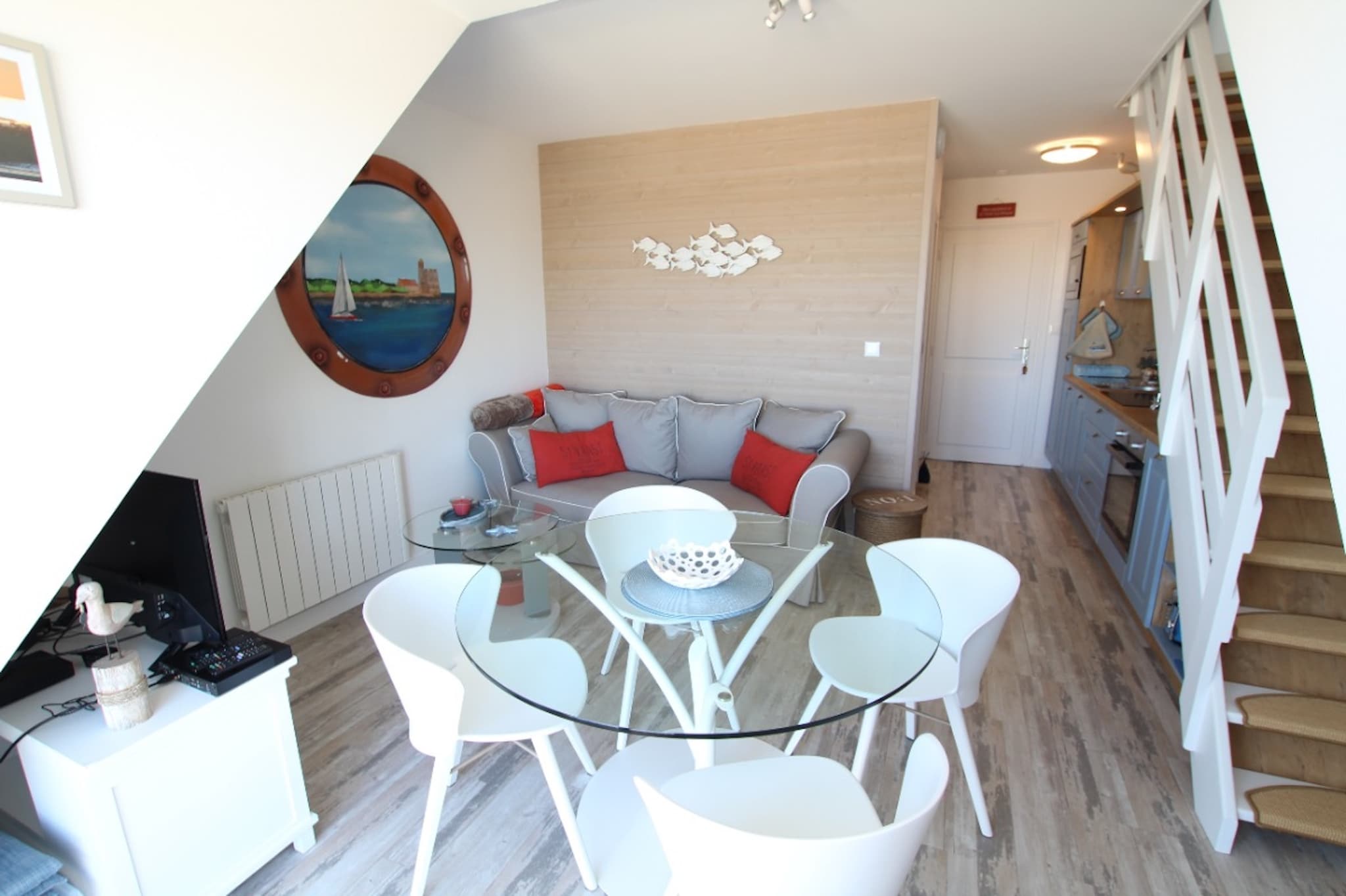 Ground floor: (Sitting room(TV, dining table, seating area), open kitchen(hob, electric kettle, cooker, hood, oven, grill, microwave, dishwasher, fridge-freezer), bathroom(shower, washbasin, toilet))\n\nOn the 1st floor: (bedroom(single bed(90 x 200 cm), single bed(90 x 200 cm)), bedroom(double bed(140 x 200 cm)))\n\ntumble dryer, washing machine, parking, party games