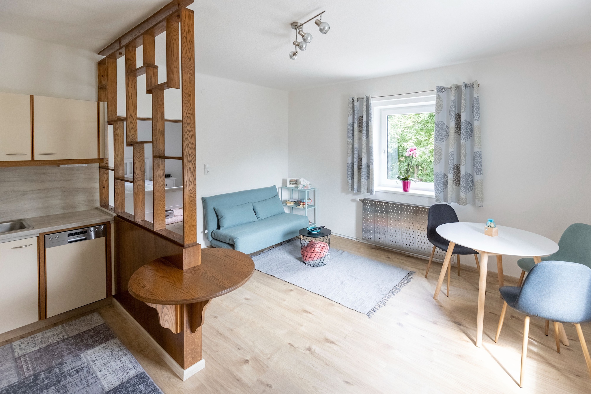 This large holiday apartment for a maximum of 6 people is located on the first floor of a holiday home directly in beautiful Kötschach-Mauthen, in the Gailtal, Carinthia. The location is sunny and offers a wonderful view of the Carnic Alps.
The holiday apartment consists of 2 individual apartments and has 2 bright and comfortably designed living rooms (both with a sofa bed), 2 well-equipped kitchens, 2 spacious bedrooms and 2 bathrooms. You can park directly at the house.
Kötschach-Mauthen is located at the upper end of the Carinthian Gailtal, embedded in breathtaking mountain formations, belongs to the Nassfeld - Pressegger See tourism region and offers a small family ski area (Kötschach-Mauthen-Vorhegg ski area) with 6 kilometers of slopes as well as restaurants, shops, all hiking and cycling tours, the Hike World with 25 themed trails and a large swimming pool (Aquarena water and wellness oasis). The well-known Nassfeld ski area with 110 kilometers of slopes is approx. 25 km away. Other ski areas in the region are Zettersfeld at the foot of the Schleinitz in the Lienz Dolomites in East Tyrol with 21 kilometers of slopes or the Golzentipp family ski area in Obertilliach in the East Tyrolean Hochpustertal with 12 kilometers of slopes.
In summer, the Waldbad Mauthen natural swimming pool or the Pressegger See east of Hermagor offer lots of swimming fun!
From the holiday home you can start beautiful hikes and mountain tours. The cycle path passes directly in front of the house. In winter you can reach the FREE ski bus for the Nassfeld ski area, 150 m away. There are plenty of shops for your daily needs right in town as well as a good selection of restaurants.