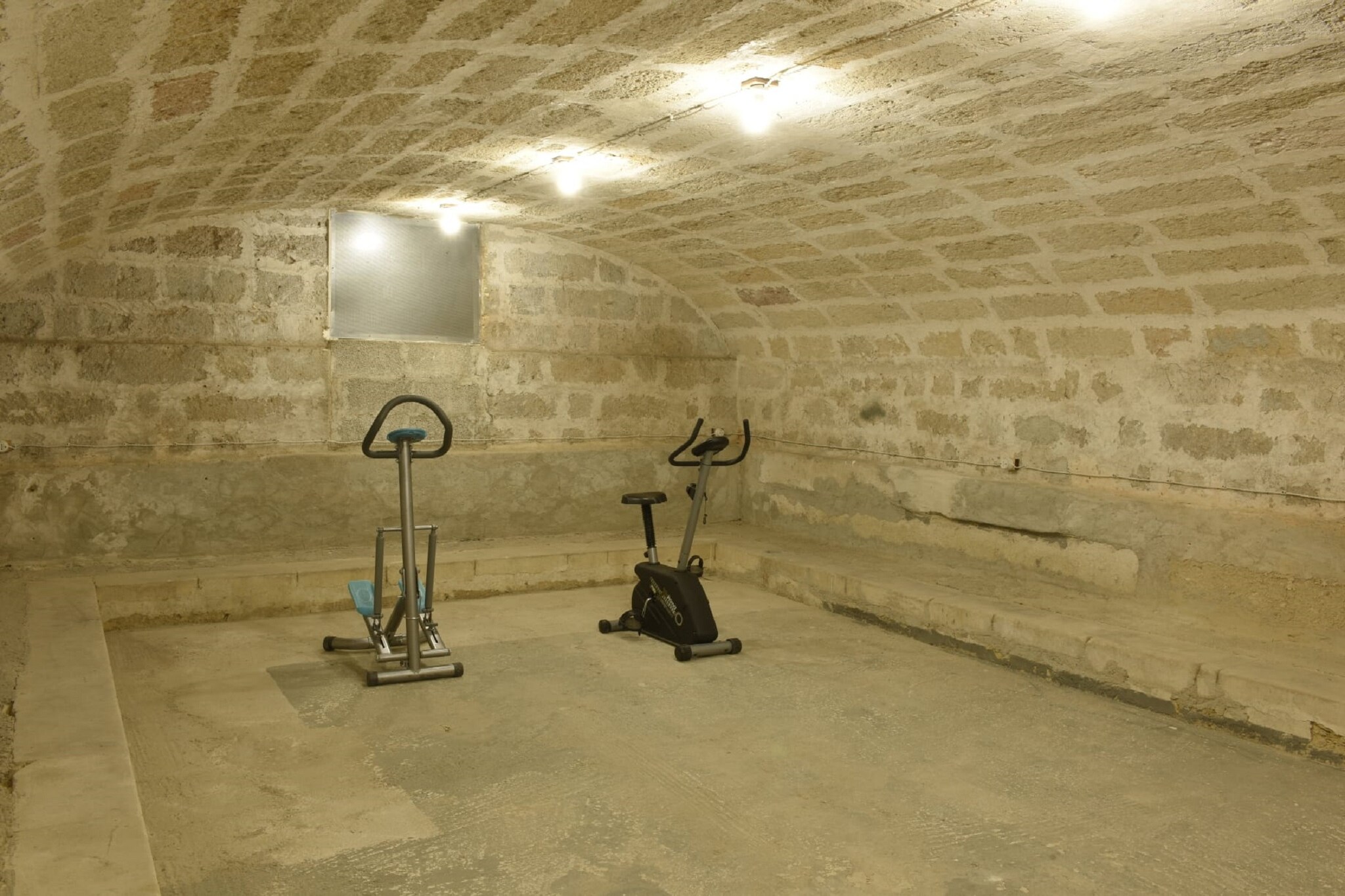 Ground floor: (Living room(single sofa bed, dining table), Kitchen(stove, coffee machine, oven, microwave, dishwasher, fridge-freezer), Bedroom with bathroom(double bed, shower, washbasin, toilet, bidet, hairdryer), Gallery bedroom(double sofa bed, TV), bathroom(shower, washbasin, toilet, bidet, hairdryer))\n\ndining table, shower, washing machine, heating, air conditioning, terrace, garden, garden furniture, BBQ, parking, fitness equipment, ironing board