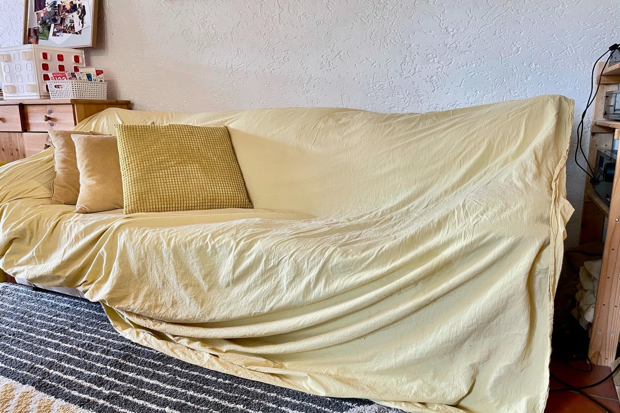 Ground floor: (bathroom(shower, washbasin, toilet), Study(dining table, seating area, fitness equipment))\n\nOn the 1st floor: (Living room(double sofa bed, dining table, fireplace, seating area), Kitchen(hob, electric kettle, toaster, hood, coffee machine, oven, microwave, dishwasher, fridge-freezer), bathroom(bath tub, washbasin, toilet, hairdryer), bathroom(washbasin, toilet), terrace)\n\nOn the 2nd floor: (bedroom(double bed), bedroom(double bed), bedroom(double king size bed), bathroom(shower, washbasin, toilet))\n\ngarage, grill, washing machine, garden, parking, deckchairs, ironing board, iron, Sunscreen