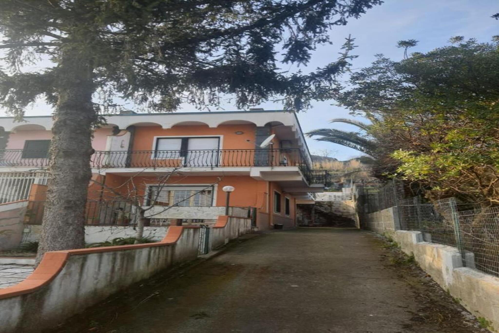 Stay in this pleasant holiday home with a breathtaking view. It has a lovely terrace and is an excellent place to stay with the family.
The beach (Lido Atlantis) is about 10 km from the residence and the surrounding area is ideal for hiking. You can buy daily necessities at Alimentari Cardillo, a stone's throw away, and you can't miss a look behind the scenes at one of the typical Italian restaurants.
Start the day relaxing with a cup of coffee on the terrace or take a seat on the sun loungers and sit back with a good book. There is a well-equipped kitchen and you can prepare tasty dishes on the barbecue. Air conditioning provides cooling on hot summer days.