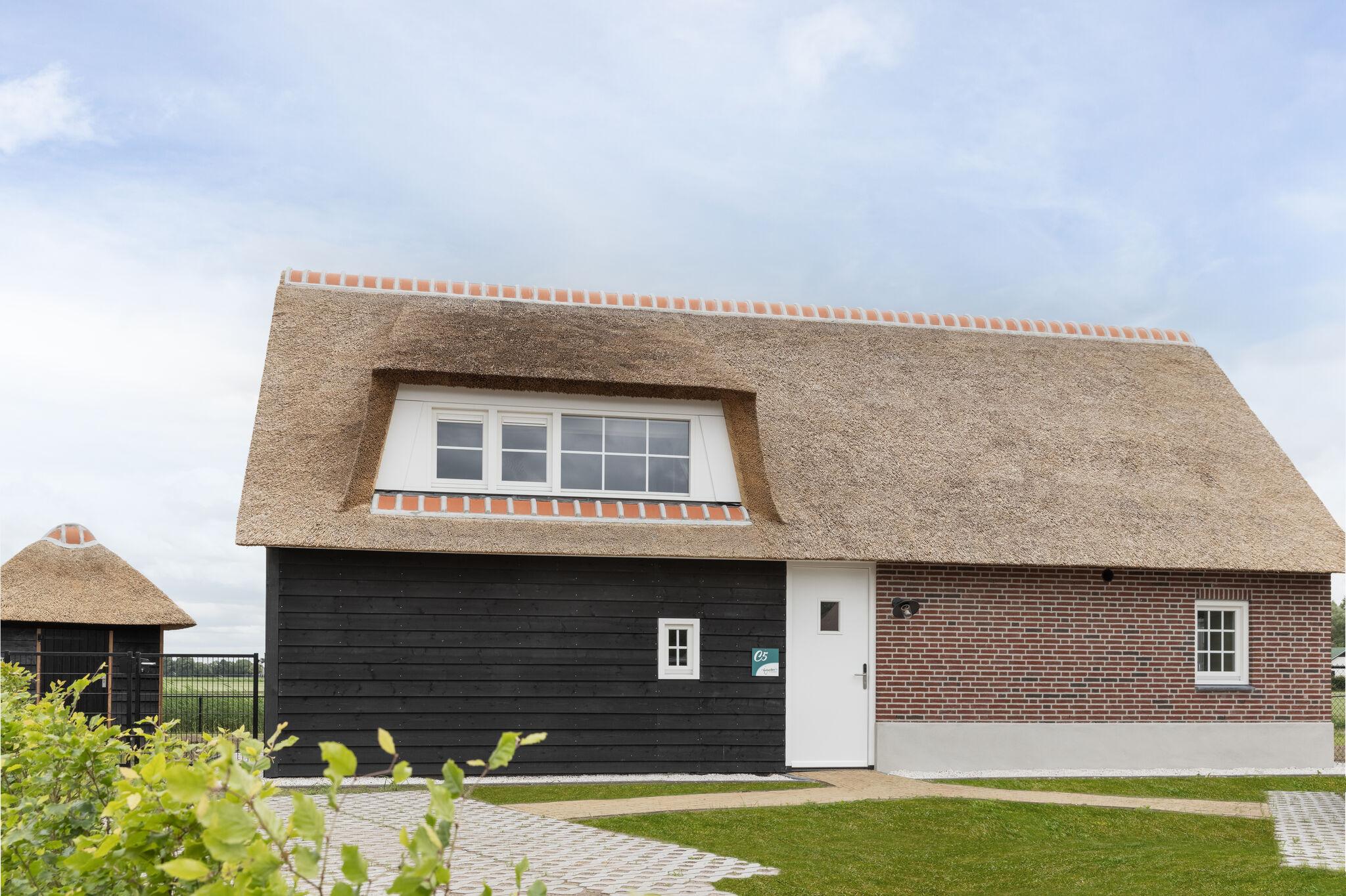 Thatched villa with sauna in holiday park
