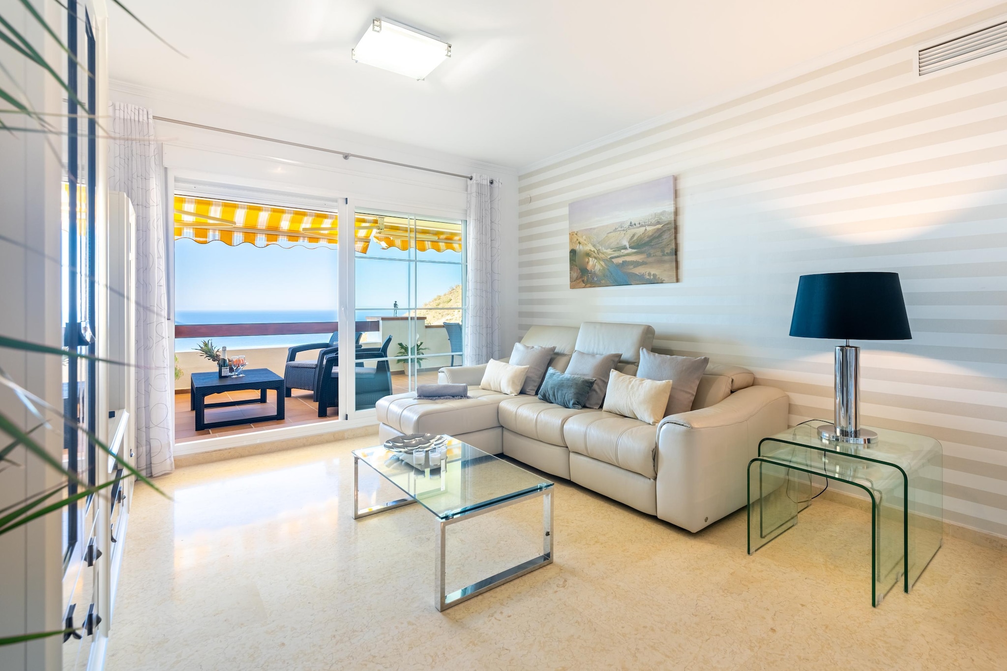 This is an exclusive and elegant apartment that will make your holiday an unforgettable memory. The beautiful terrace with a sea view is the icing on the cake. Ideal for sun holidays with family or friends.

The spacious 'Apartamento Neptuno' (120 m²) is located in Rincón de la Victoria, east of Málaga, close to the beach. Spend your days lazing by the sea or visit the lively center of Málaga (18 km) for a night out. There are plenty of nice shops, entertainment venues, and restaurants.

The modern furnished apartment has a fully equipped kitchen with a dishwasher, comfortable bedrooms, and air conditioning for cooling. You have access to a communal swimming pool, communal tennis court, and communal garden. 
