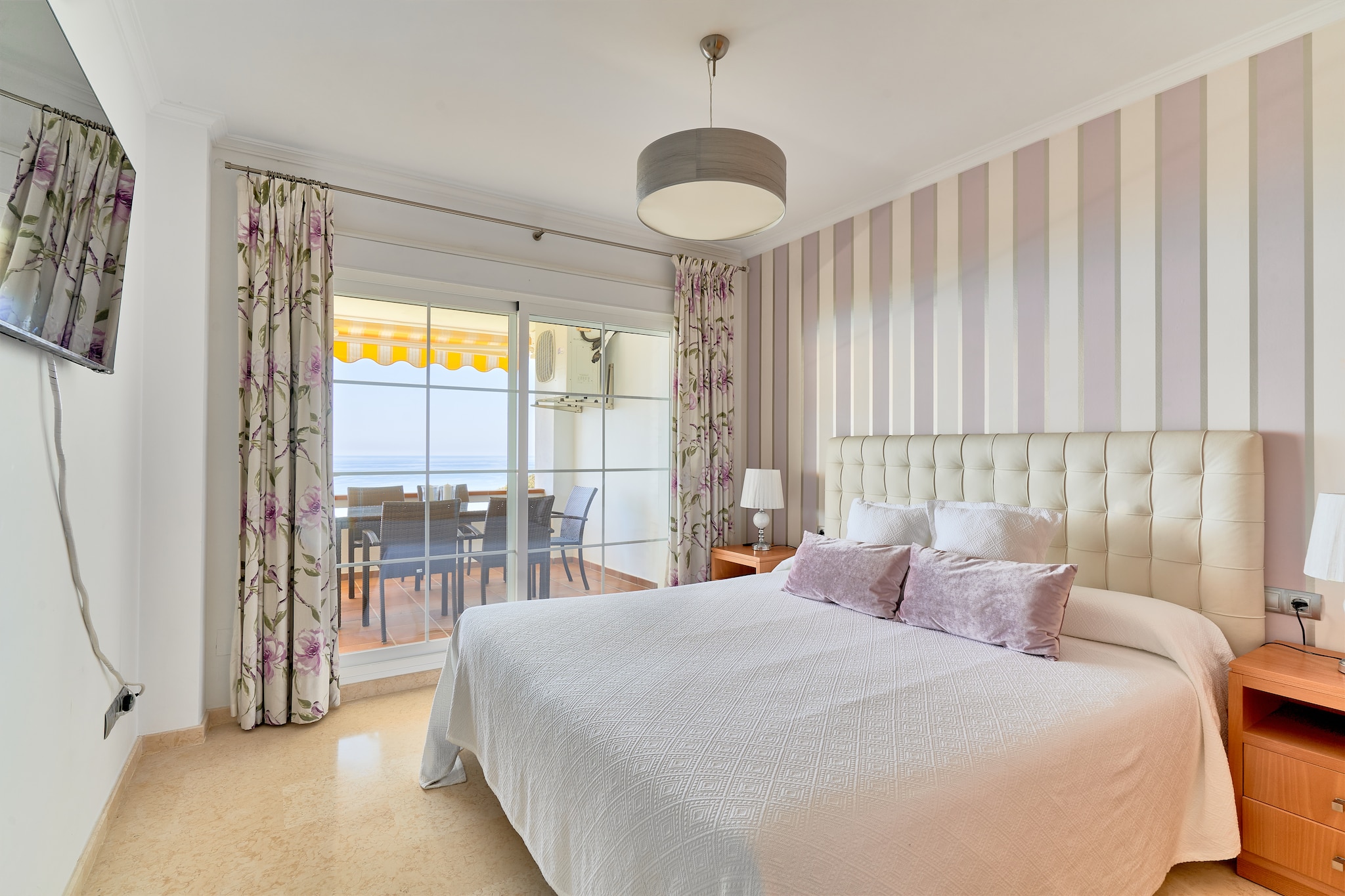 On the 1st floor: (Kitchen(boiling water tap, toaster, cooker, espresso machine, oven, microwave, dishwasher, fridge-freezer, Juicer), Living/diningroom(TV, dining table, seating area, balcony or terrace, air conditioning), bedroom(single bed, single bed, air conditioning), Bedroom with bathroom(double bed, TV, bathtub or shower, washbasin, washbasin, toilet, air conditioning), bathroom(shower, washbasin, toilet))\n\nparking, swimming pool(shared with other guests), tennis court(shared with other guests)