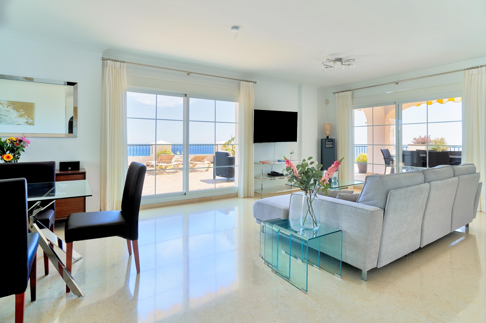 This is a beautiful vacation rental that will make your vacation an unforgettable memory. Unwind completely in the bubble bath and fully enjoy the ultimate sun holiday with family or friends.

The wonderful residence is located in Rincón de la Victoria, east of Málaga, close to the beach. Spend your days lazing by the sea or visit the cozy center of Málaga (18 km) for a night out. There are plenty of great shops, entertainment venues and restaurants.

The comfortably furnished accommodation has a fully equipped kitchen with dishwasher, attractive bedrooms and air conditioning for cooling. You have access to a communal swimming pool and a communal tennis court and parking is available at the holiday home. Relax with a good book in the hammock or treat yourself to a nice drink on the balcony/terrace.