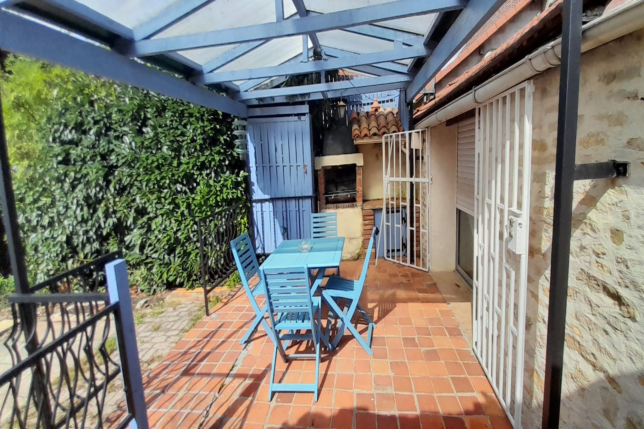 Stay in this cozy holiday home in a quiet location in the French Burgundy region. It features a nice garden and a roof terrace where you can start your days with a cup of coffee or tea. Ideal for family holidays.

The area is perfect for taking beautiful walks. Visit nearby picturesque places such as Breugnon, Trucy-l'Orgueilleux and Clamecy, on the river Yonne. General supplies can be bought in the supermarket, 4 km from the residence.

The holiday home has a well-equipped kitchen for preparing your favorite dishes. Relax with a good book in the living room with a cozy fireplace and end the days on the roof terrace. The children can enjoy swings. You can park your cars in the space provided. 
