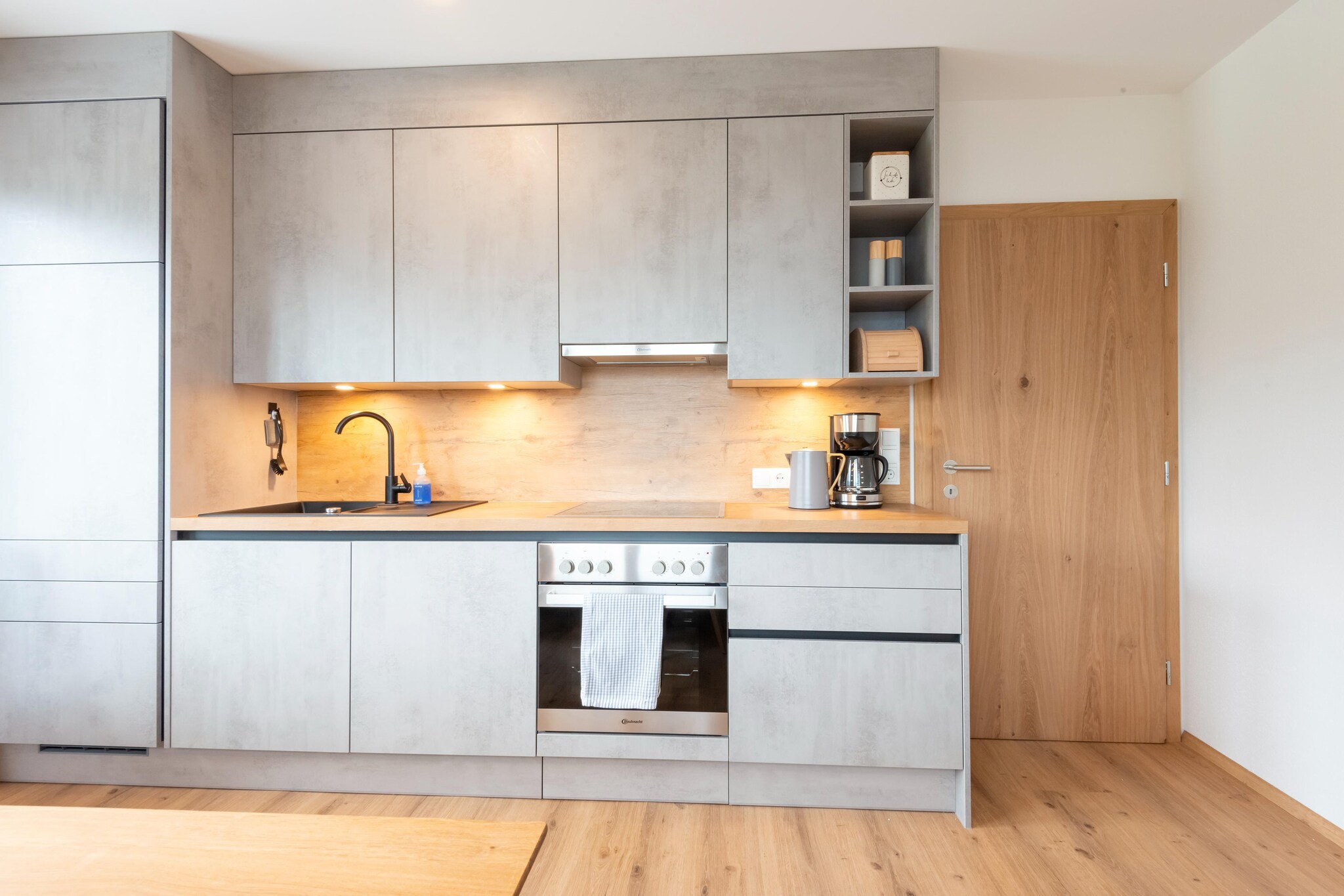 A perfect holiday apartment for several couples on a skiing or hiking holiday in the Zillertal. All bedrooms have their own bathrooms, so privacy is guaranteed here. However, families will also find their holiday happiness here, because the apartment in Hainzenberg is in a top location and has a large terrace.
Only 6.6 km from the Zillertal Arena, the largest ski area in Zillertal, but also close to the Mayerhofner Bergbahnen and only 550 m from the Gerolsteinbahn, this holiday apartment offers a huge selection of ski slopes and hiking tours. The Hainzenberg wildlife park or the nearby gold mine with zoo and Käsealm are very popular with children.
The well-equipped holiday apartment has an open living-dining area with a modern kitchen including a dishwasher and TV, from which you also have access to the balcony. The ski room with the ski boot heaters and the bicycle room are also practical. Barbecue and parking are also available.