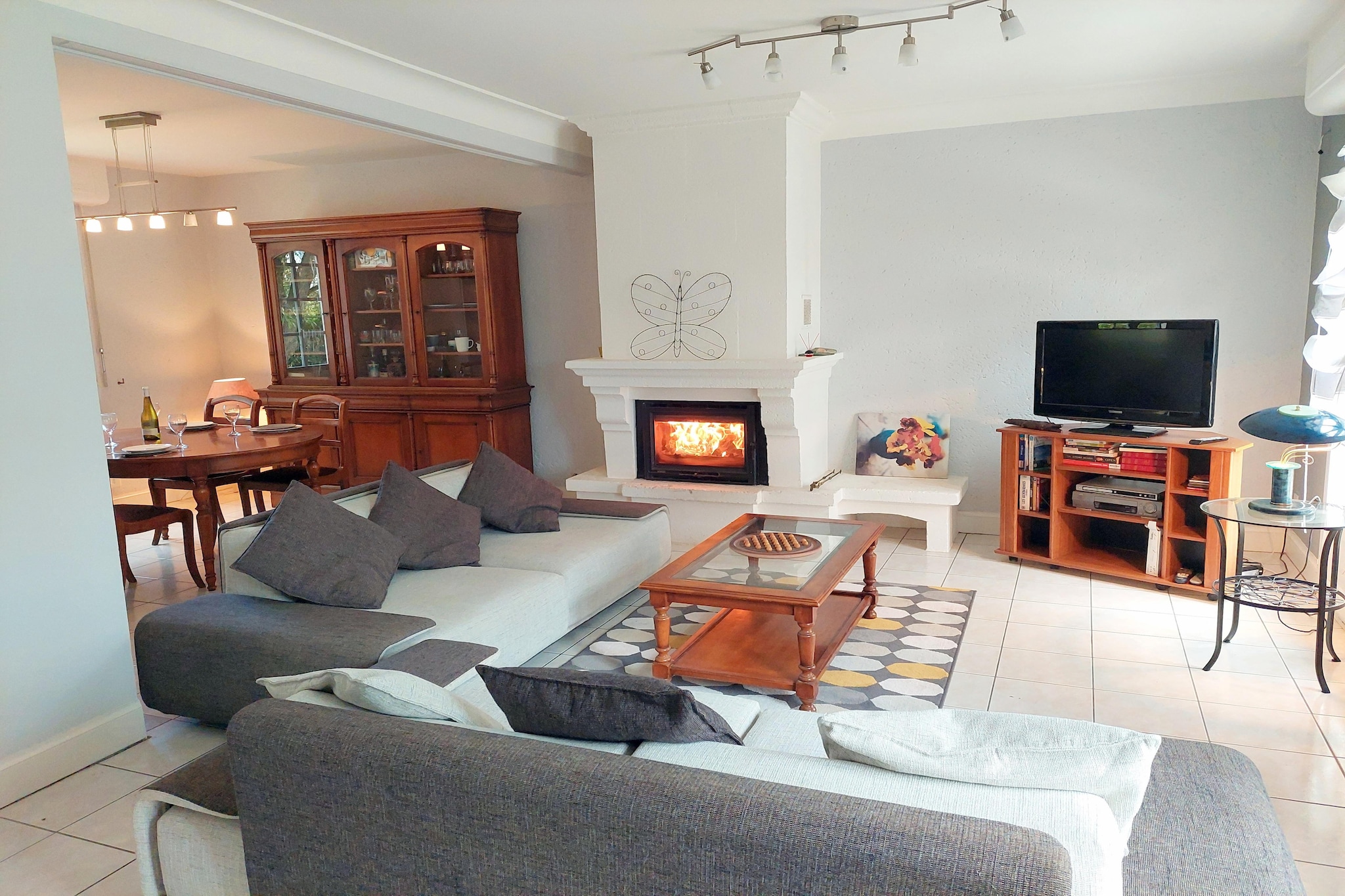 Ground floor: (open kitchen(hob(5 ring stoves, gas), electric kettle, toaster, coffee machine, oven, dishwasher, fridge, freezer), Living/bed room(TV(no german television channels), fireplace), Bedroom with bathroom(double bed(140 x 190 cm), shower), toilet)\n\nOn the 1st floor: (bedroom(double bed(140 x 190 cm)), bedroom(double bed(140 x 190 cm)), bedroom(double bed(140 x 190 cm)), bathroom(bath tub), toilet)\n\nInternet access, washing machine, heating(electric), garden(800 m2), garden furniture, sun loungers, BBQ, parking, parasol, lounge set, Towels/Sheets (Incl.)