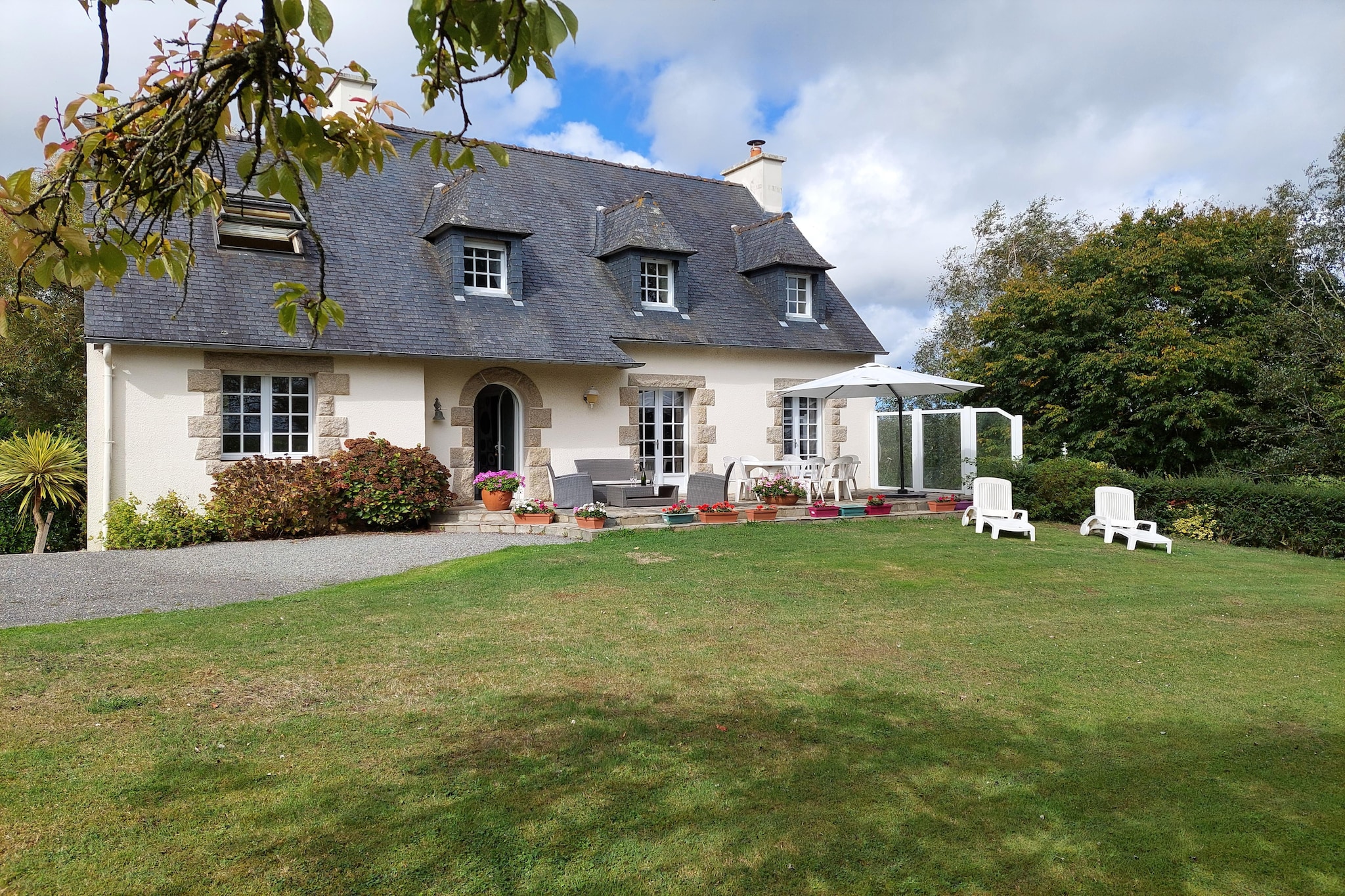 This pretty, traditional Breton holiday home is in a very quiet location on a 800 m² garden. A spacious living area with an open central kitchen that invites you to cook together. Even in the low season you feel very comfortable and like to end the evenings in front of a cozy fireplace. Just 200 m below the holiday home, the tidal coastal river Penze meanders past, which flows into the Bay of Morlaix a few kilometers further. There, on this postcard bay, are well-known holiday resorts such as Carantec, St. Pol-de-Leon and Roscoff. Everything is offered on site that contributes to a successful holiday: fine sandy beaches, many sights, boutiques and good restaurants. Activities nearby: It is only a short hop to the car-free island of Callot (from Carantec) or to the car-free flower island Ile de Batz ( regular crossing from the fishing port in Roscoff), a must for nature lovers. Organized canoe/kayak trips from Penze 1 km. Hiking possibilities (along the river) and cycling. A high rope park is only 1.9 km away.