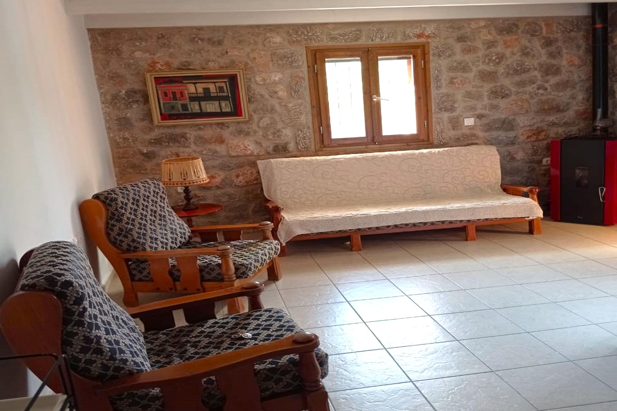 Stay in this charming apartment blessed with a fantastic location, within walking distance of the sea. It is very suitable for sunny holidays with family or friends.
Start your vacation days with a walk along the coast or visit the picturesque centers of nearby villages. You can get fresh bread rolls from the bakery, a stone's throw from the holiday home, and there is a wide range of cozy restaurants in the immediate vicinity.
The accommodation has a lovely terrace where you can admire the lovely mountain views while enjoying your breakfast and drinks. Air conditioning provides cooling on hot summer days and you can prepare delicious dishes in the kitchen.