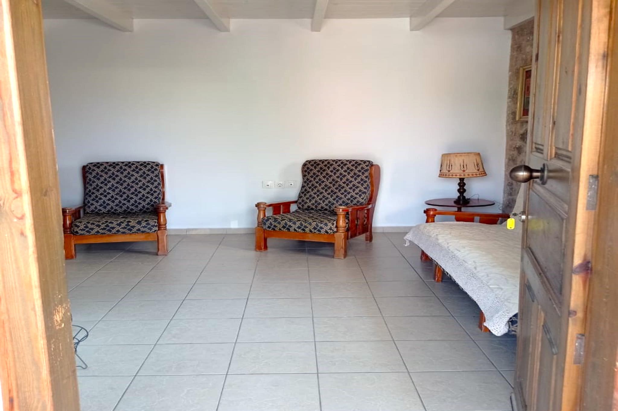 Ground floor: (Living room(double sofa bed, TV), Kitchenette(hob, hood, coffee machine, microwave), bedroom(single bed, single bed), air conditioning)\n\nOn the 1st floor: (bedroom(double bed), bathroom(shower, washbasin, toilet), balcony, air conditioning)\n\nterrace, parking, deckchairs, Sunscreen