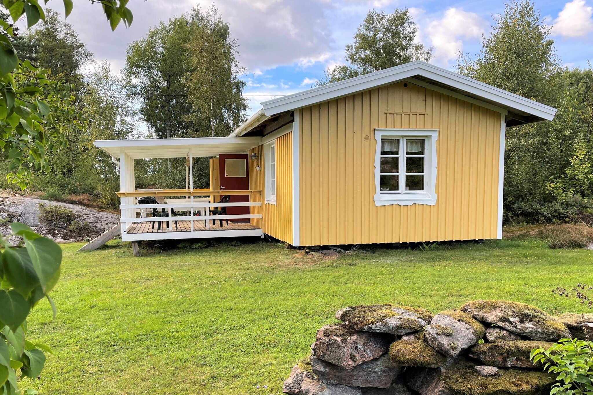 Welcome to HenÃ¥n and the small guest house located in nature's quietest corner on Orust. With the proximity to both salty baths and Grindsbyvattnet's lake, you can choose sweet or salty. Perfect for the motorcycle holiday or couple with a small child in a travel cot. The cabin is of a simpler standard with a covered terrace and outdoor furniture where you can enjoy morning, dinner and evening meals. Entrance directly into separate kitchen with dining table and two chairs. There is also a stove with 2 plates, oven, microwave, coffee maker and refrigerator (no freezer). If you have a baby, there is both a high chair and a travel cot in the cabin. In the room next door, which is a combined bedroom and living room, there are two armchairs, a wardrobe, a large TV and a lovely double bed - 160 cm. In a separate building approx. 20 meters from the cottage is the charming outdoor terrace, simply furnished with a shower, sink and toilet. Plot with common lawn, trees in the knot and lovely areas for picking berries and mushrooms all according to season. In Slussen, 4 km from the cabin, there is both a restaurant, a swimming area with a jumping tower and, in the summer, well-attended music evenings with live music. In HenÃ¥n there is a shop, system company, bank, library, restaurants and Tourist Office. Many events are also arranged here during the summer. Convenient driving distance to many nice archipelago communities in the immediate area. Feel free to visit the genuine islands of Gullholmen or KÃ¤ringÃ¶n where you can enjoy the delicacies of the sea at the local restaurants. In the middle of Orust is the shopping paradise GÃ¶ksÃ¤ter where you can find everything between heaven and earth. Welcome!
