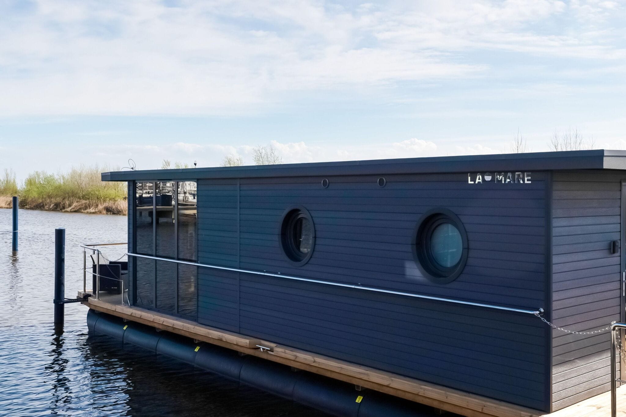 Moderne woonboot in het jachthaven van Volendam