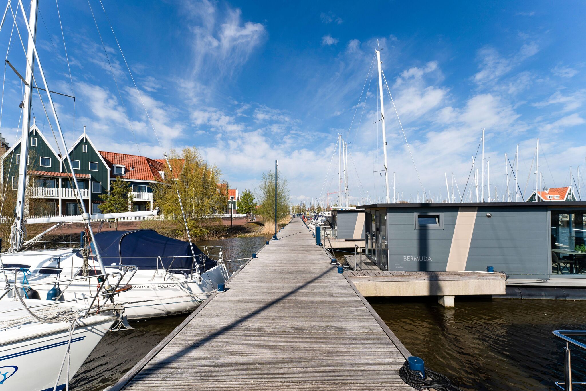 Moderne woonboot in het jachthaven van Volendam