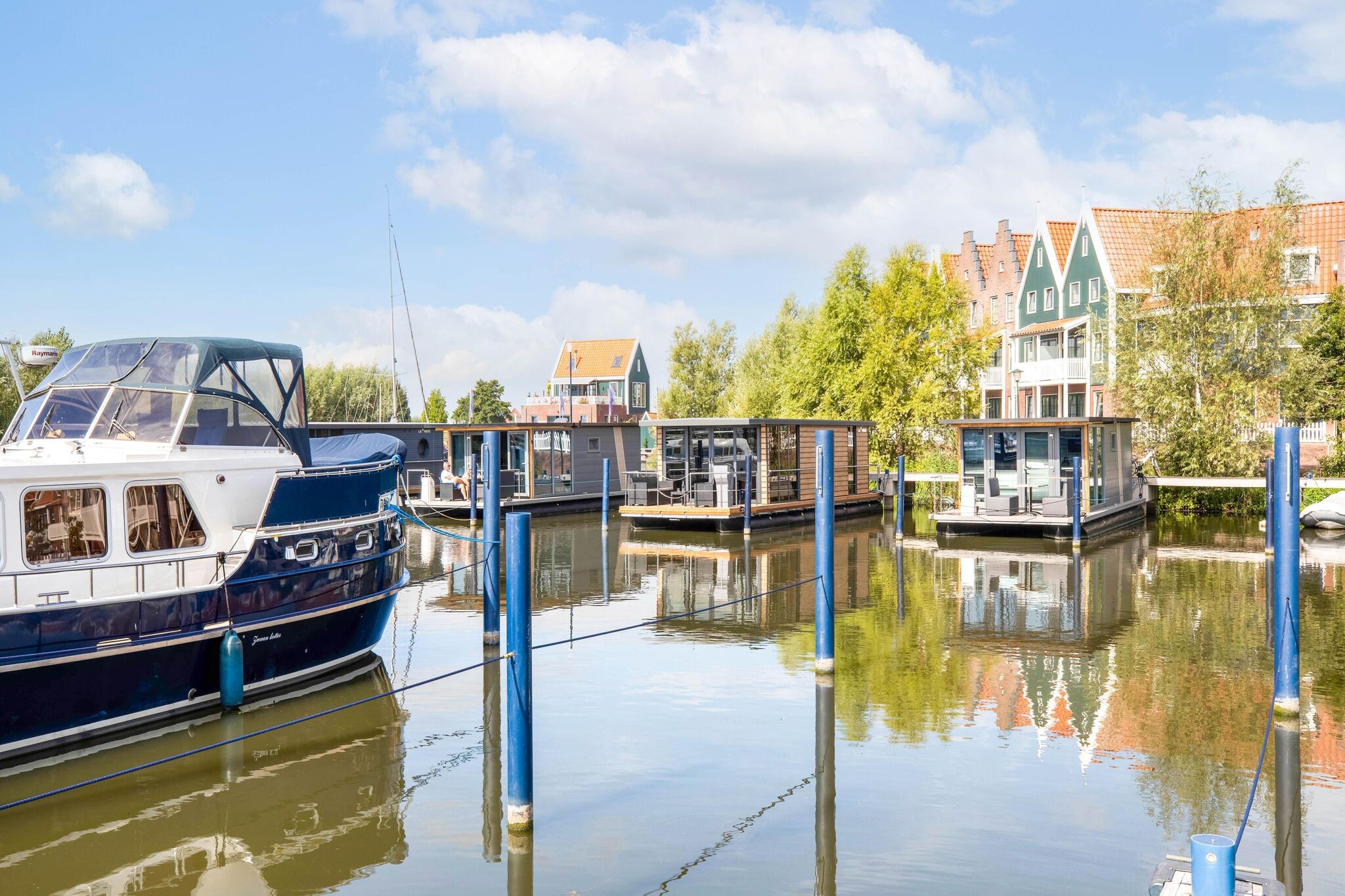 Modernes Hausboot für max. 5 Pence im gemütlichen Yachthafen von Volendam.