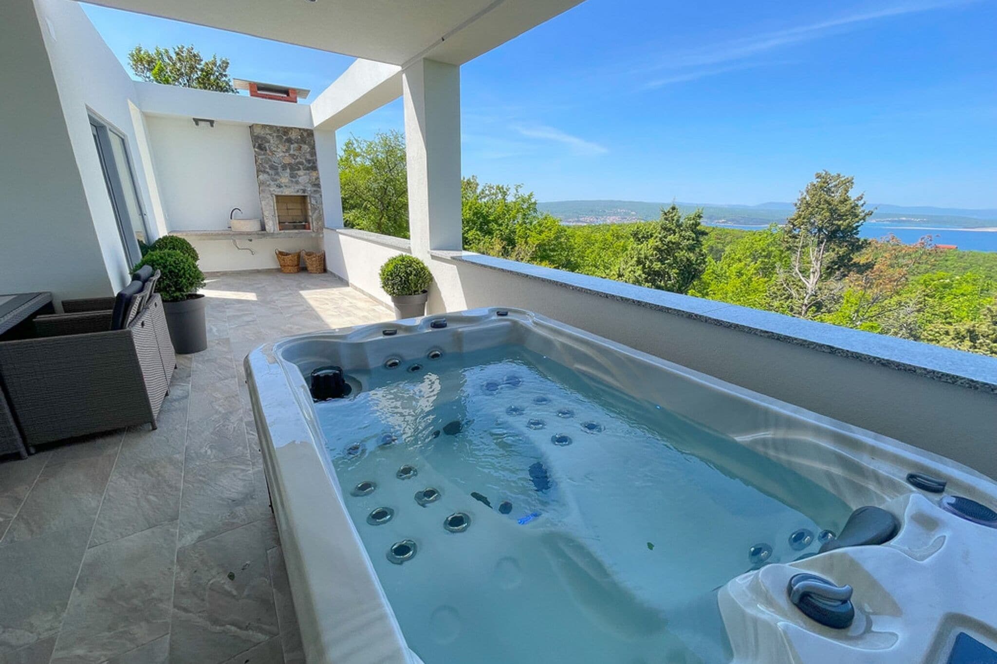Maison de vacances moderne avec bain à bulles, sauna et vue sur la mer