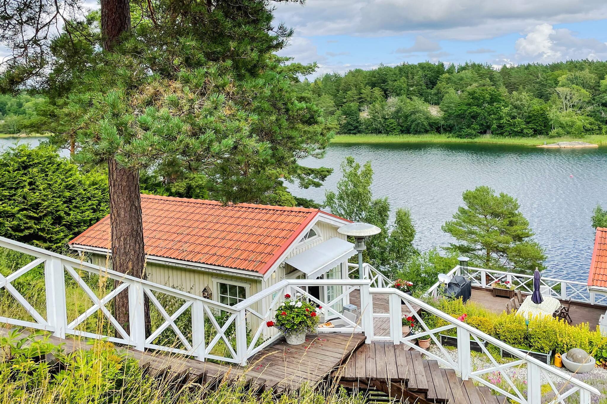 Hut aan het meer met panoramisch uitzicht