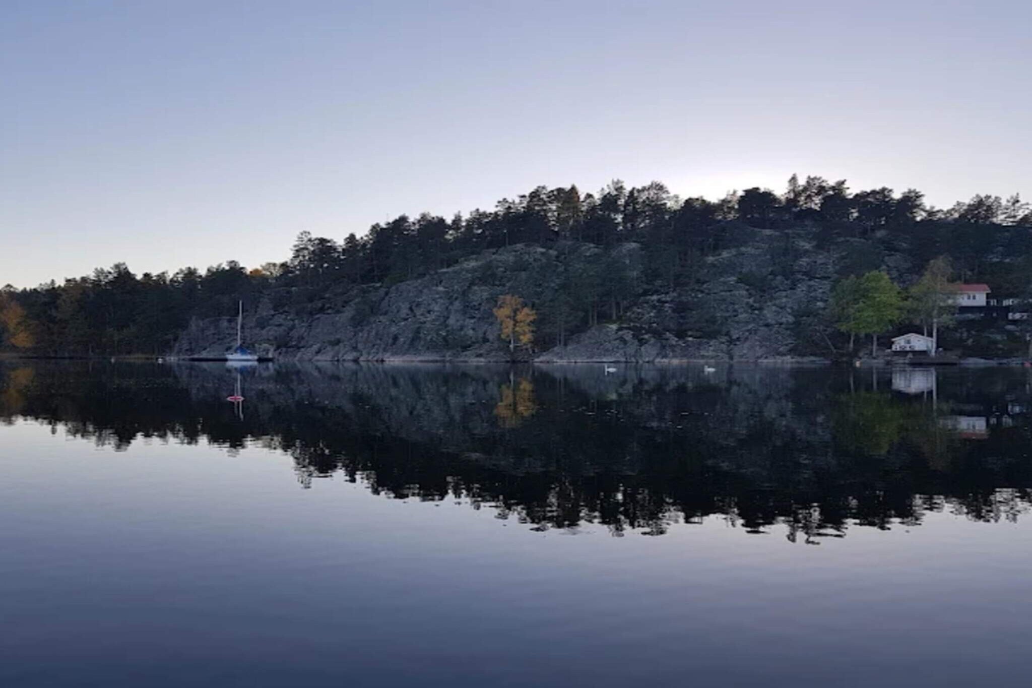 Cabane au bord du lac avec vue panoramique - Vue sur l'eau