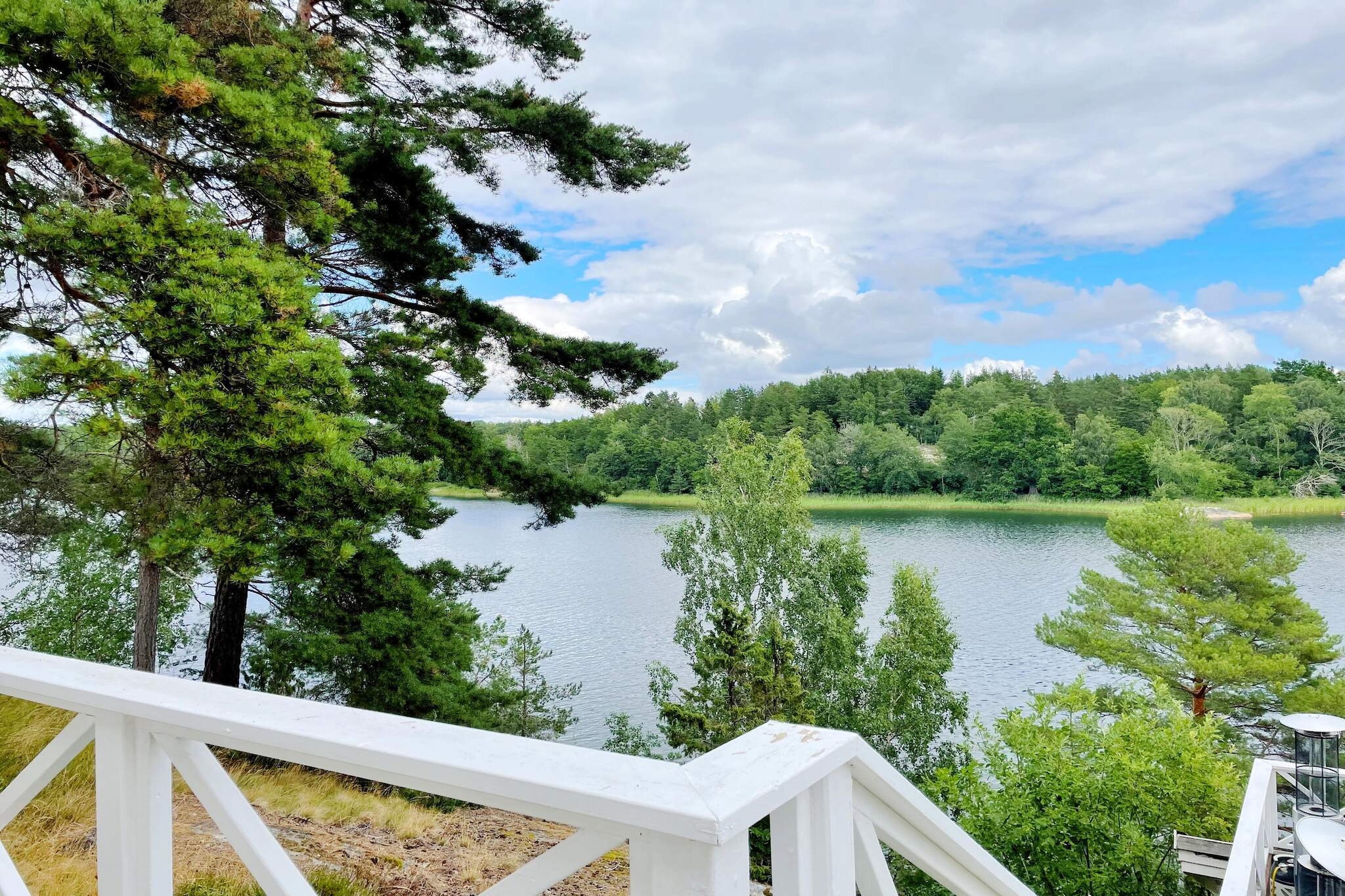 Cabane au bord du lac avec vue panoramique - Vue sur l'eau