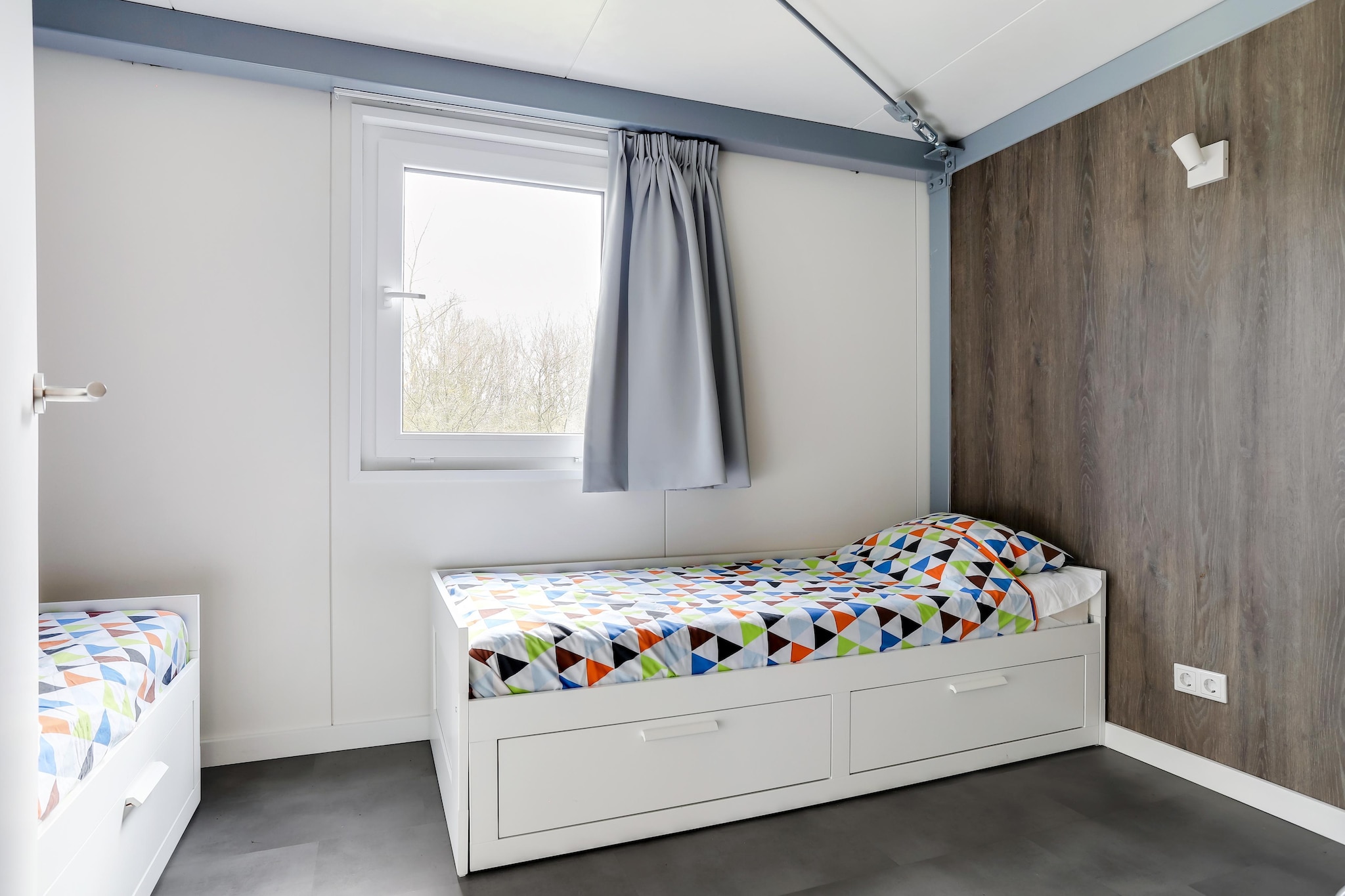 Ground floor: (open kitchen(hob(5 ring stoves, induction), electric kettle, coffee machine(filter), oven, microwave, dishwasher, fridge, freezer), Living/diningroom(TV, dining table, decorative fireplace, seating area, DVD player), bedroom(single bed(80 x 200 cm), single bed(80 x 200 cm)), toilet(washbasin, toilet))\n\nOn the 1st floor: (bedroom(single bed(90 x 200 cm), single bed(90 x 200 cm)), bedroom(single bed(80 x 200 cm), single bed(80 x 200 cm)), bedroom(single bed(80 x 200 cm), single bed(80 x 200 cm)), bedroom(single bed(80 x 200 cm), single bed(80 x 200 cm)), bathroom(shower, washbasin), bathroom(shower, solarium, infrared sauna, washbasin), toilet(washbasin, toilet))\n\nhot tub, washing machine, terrace, garden, garden furniture, parking, children\'s bed, high chair, Charging post for electric cars