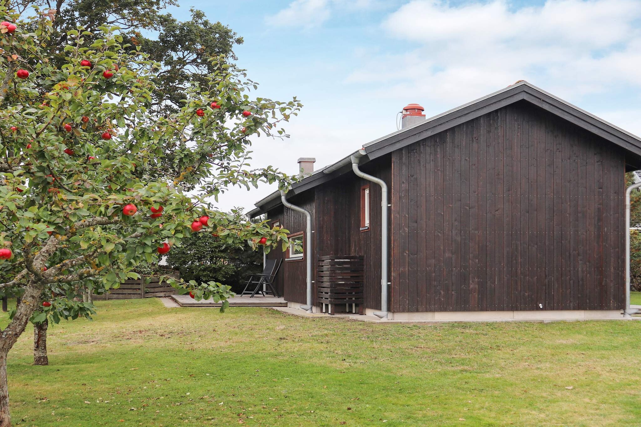 A bright and modernly decorated farmhouse on the owner's large plot with walking distance to &quot;LÃ¤jet's&quot; picturesque harbor and nice beach.  TrÃ¤slÃ¶vslÃ¤ge has everything you need for a wonderful holiday week. A short drive or bike ride will take you to Varberg's beautiful summer town. The annex was built in 2017 and the interior is of high quality and everything is bright and beautiful. the open kitchen is well equipped with dining area and has a smart dividing wall to the living room. It has a comfortable sofa and a modern TV. The cottage has free wifi. One bedroom has a double bed and one has a bunk bed. The bathroom is spacious with shower and washing machine. With exit from the kitchen and living room there is a terrace with comfortable outdoor furniture and barbecue. The patio opens onto a smaller green area and the cottage is framed by apple trees and lush bushes. There is plenty of space on the lawn around the cottage for your activities and a protective fence facing the street. The cottage is not rented to youth groups. In TrÃ¤slÃ¶vslÃ¤ge with its idyllic harbor there is a restaurant, pizzeria, snack bar, mini golf and the very well-visited ice cream parlor Tre Toppar where people are happy to queue up to buy the good ice cream.  There is also a nice beach. Just south of is GaltabÃ¤ck's small harbor and its nice boat museum. Varberg is a real summer town with a throng of people, taverns, cafes and dance venues, everything that belongs to a summer city. The massive Varberg Fortress guards the entrance to the harbor and is visible from afar. Go on a walking tour down into the bastions and kasematts, follow along from the 1200s to our own time. If you go south, you will soon reach the nice summer town of Falkenberg with its fine selection of cafes, shops and restaurants. There is also the fantastic long sandy beach at Skrea. Another nice excursion destination is Ã…kulla beech forests and for those who are technically interested, it is not far to the World Heritage Grimeton. For those interested in golf, there are several nice golf courses nearby, the closest is Varbergs Gk, the western course.