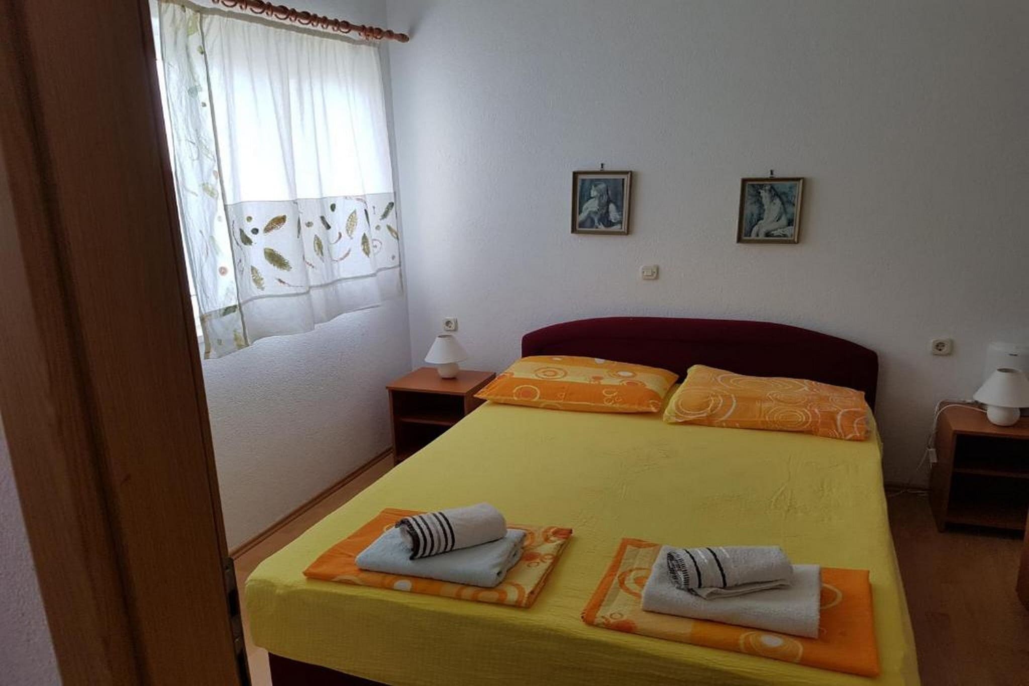 Apartments Jereb is located in Podgora in Makarska Region. Makarska is one of the most famous tourist destinations on the Croatian coast, attractive for its nature and good climate.
Shared garden as well as outdoor dining area are at your disposal which makes this place ideal for a nice and relaxing family or friends vacation. All the units have access to balcony and offer an amazing sea view. Shared washing machine is at your disposal.
Private parking is available
This one bedroom apartment with balcony and sea view comes with living room, kitchen, bathroom and shared garden can accommodate up to four people. It features flat - screen TV as well as air-conditioning. The kitchen is equipped with an oven, refrigerator, water kettle, microwave, stove, kitchen utensils provided, dining area, dining table. Bedrooms are furnished with large double bed The bathroom comes with shower, toilet, and hair dryer. , and towels are provided.
Apartment is located on the first floor.
Due to the property's good location, everything you may need during your vacation can be found in the neighborhood. The location of Apartment Jereb is perfect for guests who love to enjoy the sun and the sea and avoid the crowds and keep their peace and privacy. Restaurants, bars and cafes - all can be found within 200 m from the apartment. The beach is only 30 m from the apartment. Supermarket is 50 meters away from Apartments Jereb.
The closest airport is in Split, 90 km from the apartment.Bus station is 1 km from the apartment.