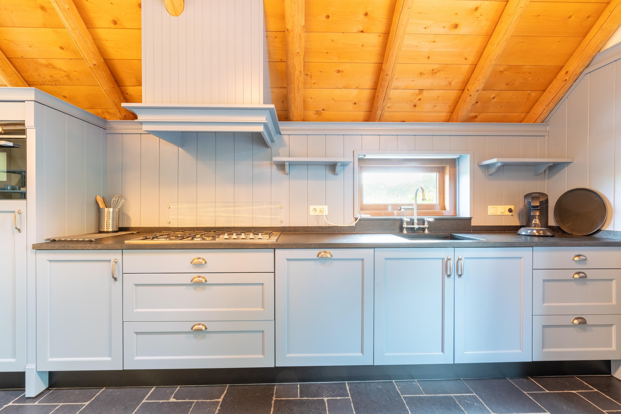 Ground floor: (Entrance, hallway, Kitchen(dining table, electric kettle, cooker(5 ring stoves, gas), hood, coffee machine(filter), combination microwave, dishwasher, fridge, high chair, high chair), Living/diningroom(TV(flatscreen, smart TV), dining table(8 persons), seating area), bedroom(double bed(boxspring)), bedroom(bunk bed), bathroom(shower(walk-in shower), washbasin, washbasin, toilet, urinal), playroom(seating area, party games, toys), pantry(fridge-freezer, washing machine))\n\nOn the 1st floor: (bedroom(double bed), bedroom(bunk bed), bathroom(shower(unit), washbasin), toilet(washbasin, toilet), recreation room(TV(flatscreen), seating area))\n\ngarden doors, terrace(private), garden(partially fenced), garden furniture, parking, pond, parasol