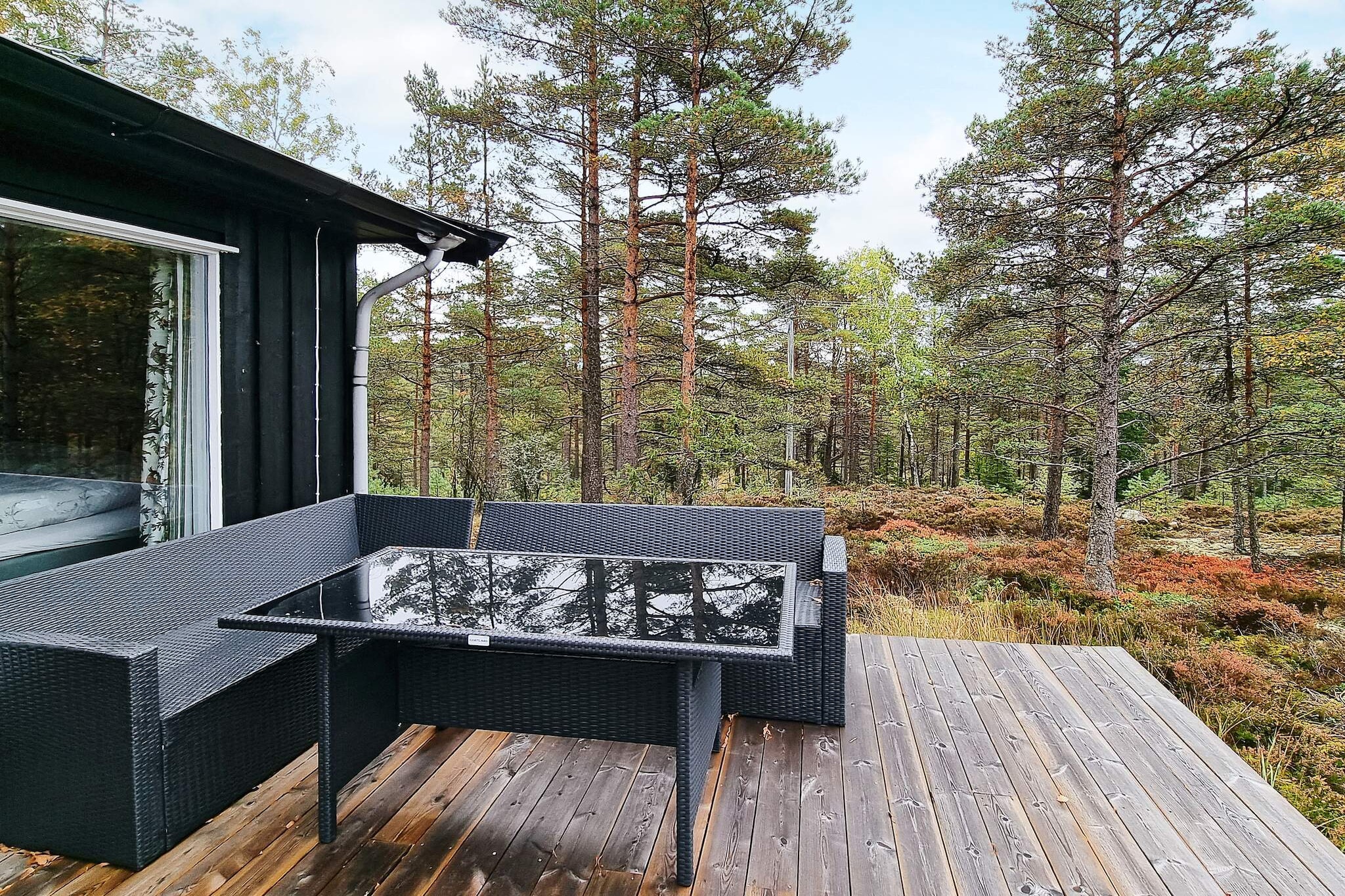 open kitchen(cooker(electric), hood, coffee machine(filter), dishwasher, fridge, freezer(100-139L), tumble dryer, washing machine), Living/bed room(45 m2)(fireplace, radio, CD player), bedroom(2x bunk bed), bedroom(2x bunk bed), bedroom(double bed), bathroom(bathtub or shower, washbasin, toilet), heating(electric), terrace(40 m2), garden furniture, BBQ, BBQ, parking, air to air heatpump