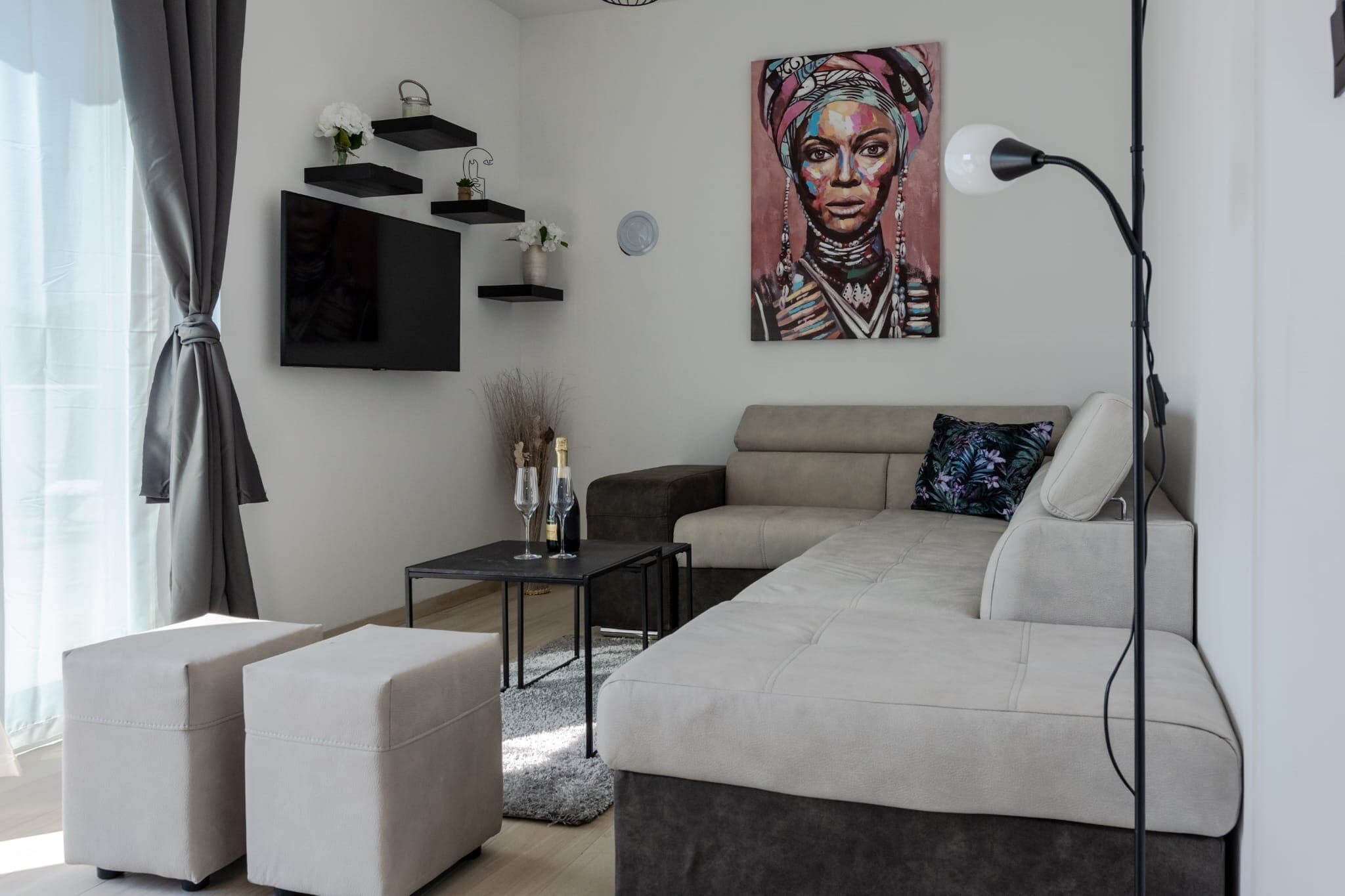 Holiday Home Infinity - Six Bedroom Guest House with Swimming Pool and Hot Tube