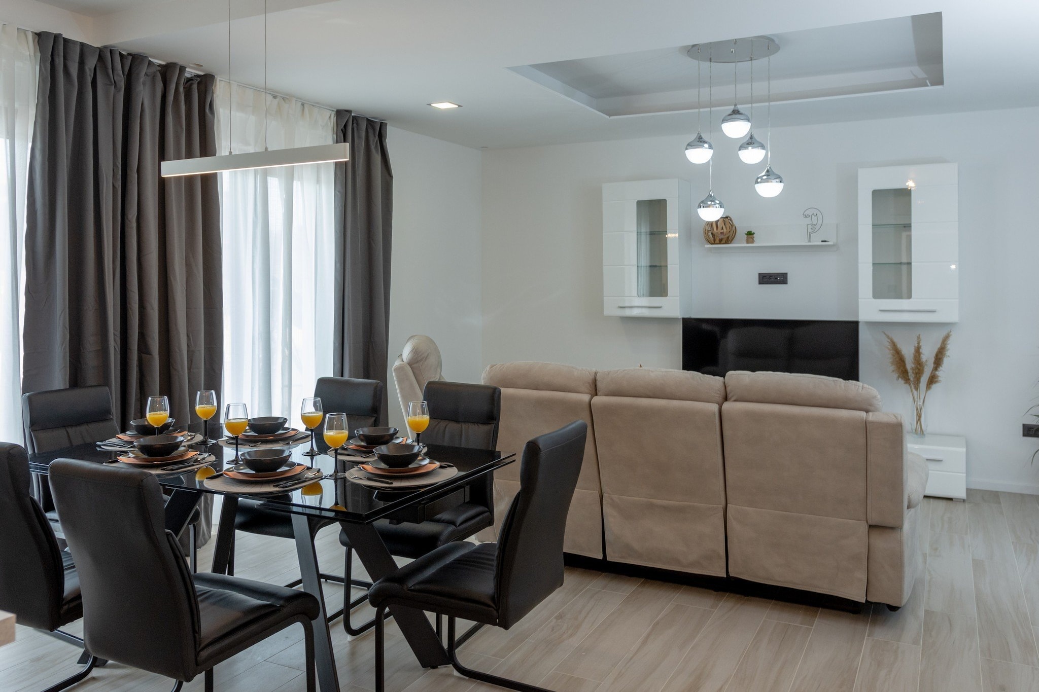 Holiday Home Infinity - Six Bedroom Guest House with Swimming Pool and Hot Tube