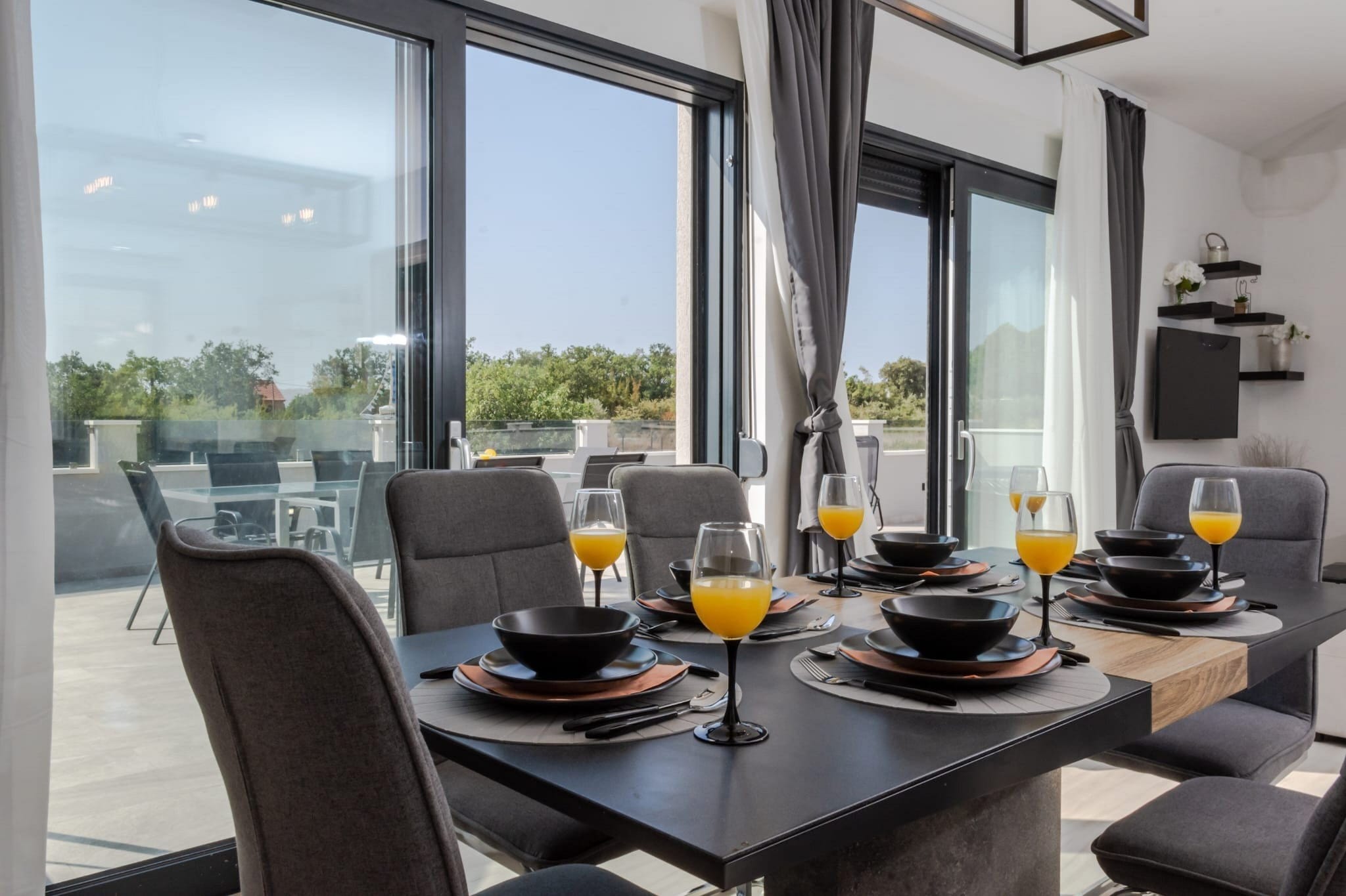 Holiday Home Infinity - Six Bedroom Guest House with Swimming Pool and Hot Tube