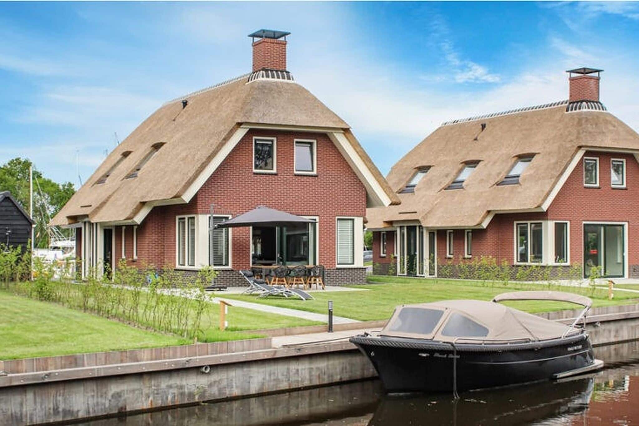 Sfeervolle villa met ruime tuin, op vakantiepark aan het water in Friesland