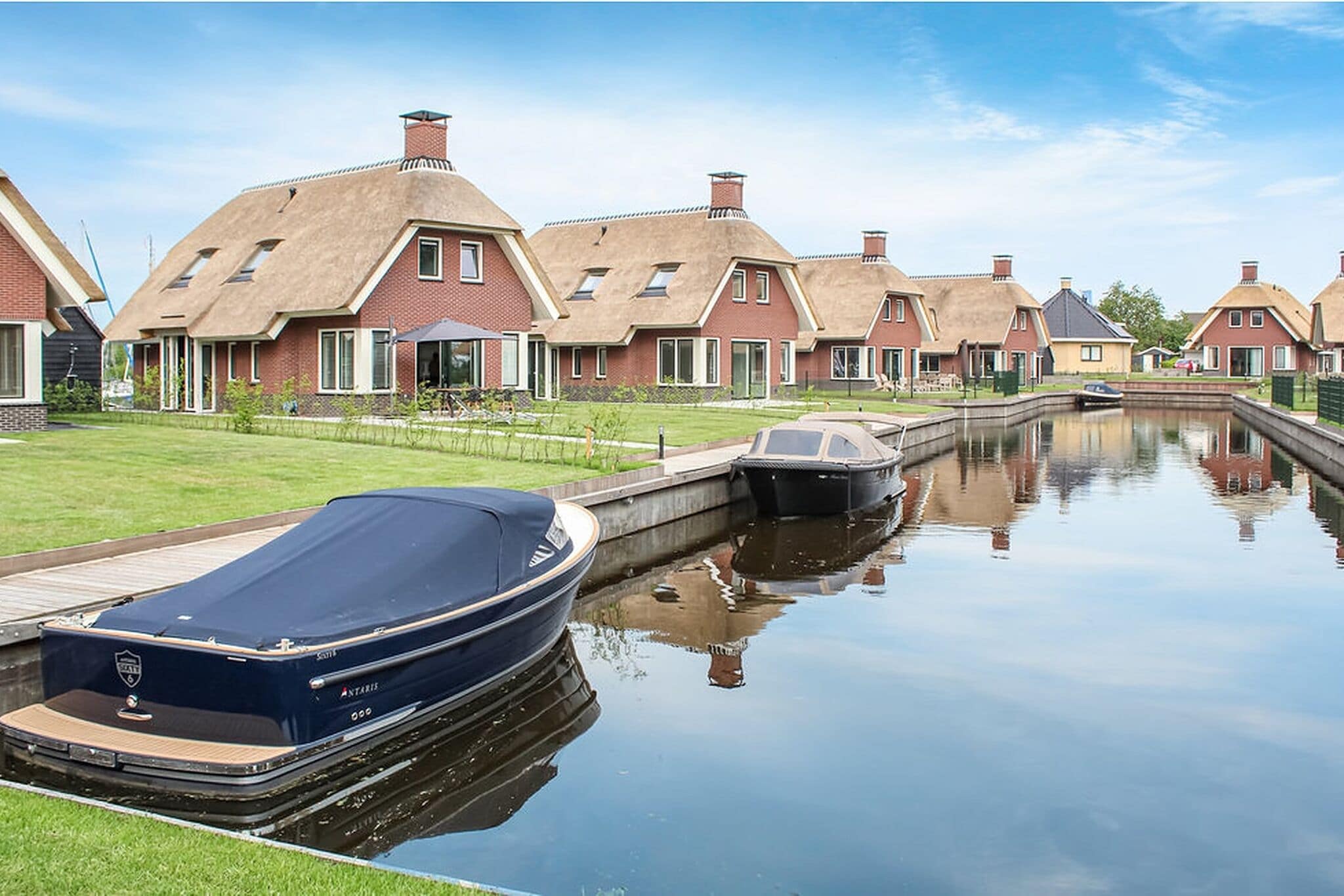 Sfeervolle villa met ruime tuin, op vakantiepark aan het water in Friesland