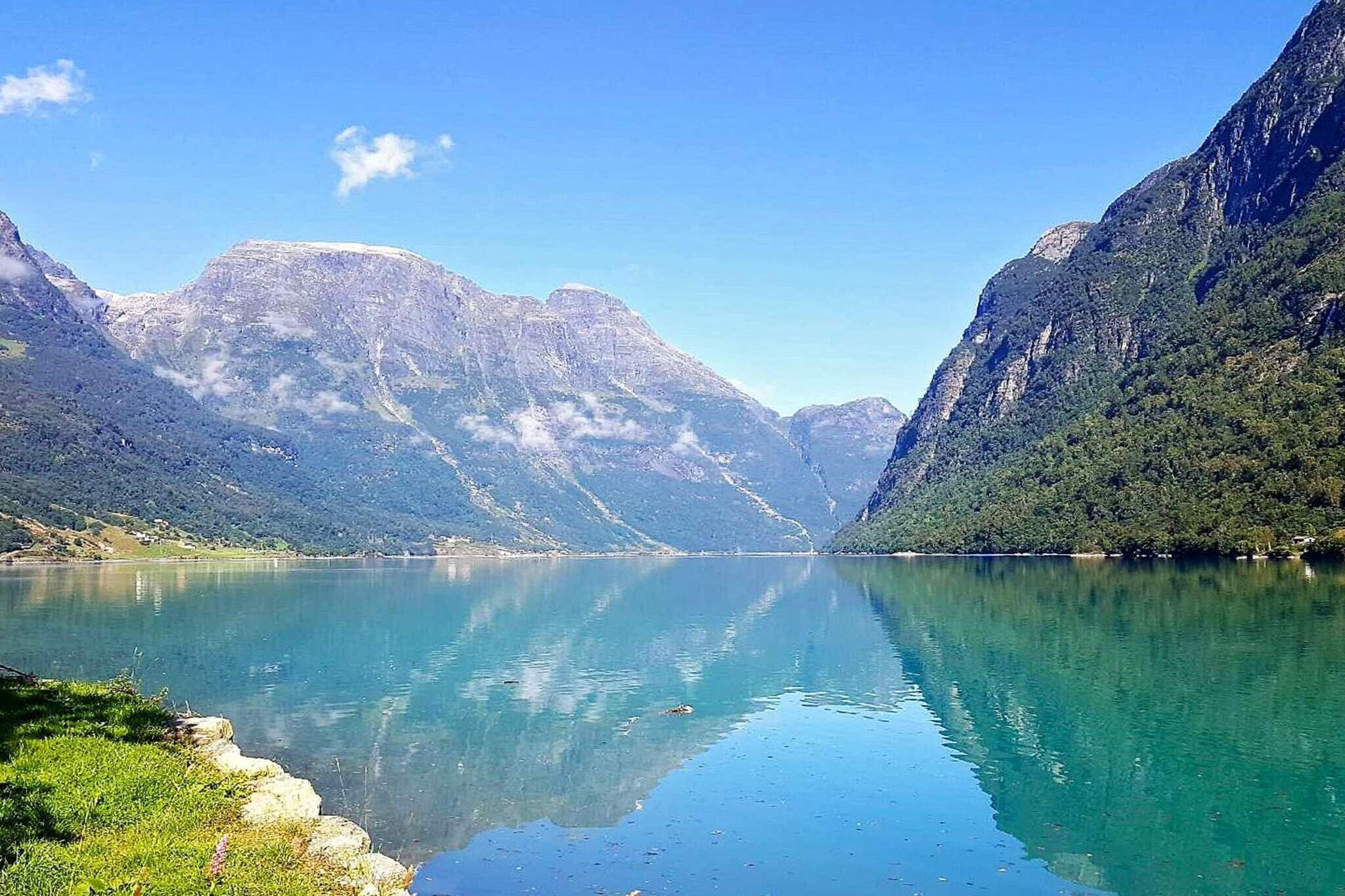 Cozy holiday home just 15 meters from the lake Oldevatnet with private shoreline. The perfect place for peace and quiet with no TV or internet. Spacious holiday home with a view to the water. Open living room with door to a covered terrace and outdoor area with barbecue hut and garden bench. Large loft with extra bed. In the lake Oldevatnet, there are trout and char of 0.5-1.5 kg, here you can fish from the shore. Magnificent nature with great hiking opportunities. Briksdalen: The glacier Briksdalsbreen, an arm of the glacier Jostedalsbreen, with a restaurant and a shuttle up to Briksdalsbreen. Brenndalen: Exotic hiking area 300 m.a.s.l. with Brenndalsbreen at the end. The valley Oldedalen is surrounded by high mountains up to 1700 m.a.s.l. Other excursions: Loen, 25 km, with Loen Skylift up to 1000 m.a.s.l. with restaurant. Lodalen with Kjenndalsbreen, 14 km from Loen. A beautiful valley between high mountains and Lake Lovatnet. The road Panoramavegen, high above the Nordfjord. Towards the Western Cape, Norway's westernmost point. About. 20 miles to West Cape. 2 hours by car to Geiranger with majestic waterfalls, high mountains and fjord with cruise ship facilities. On departure: Please vacuum and clean the floors, the kitchen and the bathroom. Please sort and take out the rubbish bins. Arrival from 16:00. 2025: Linen (bedlinen, kitchenlinen, towels) is not for rent and therefore must be brought by guests.