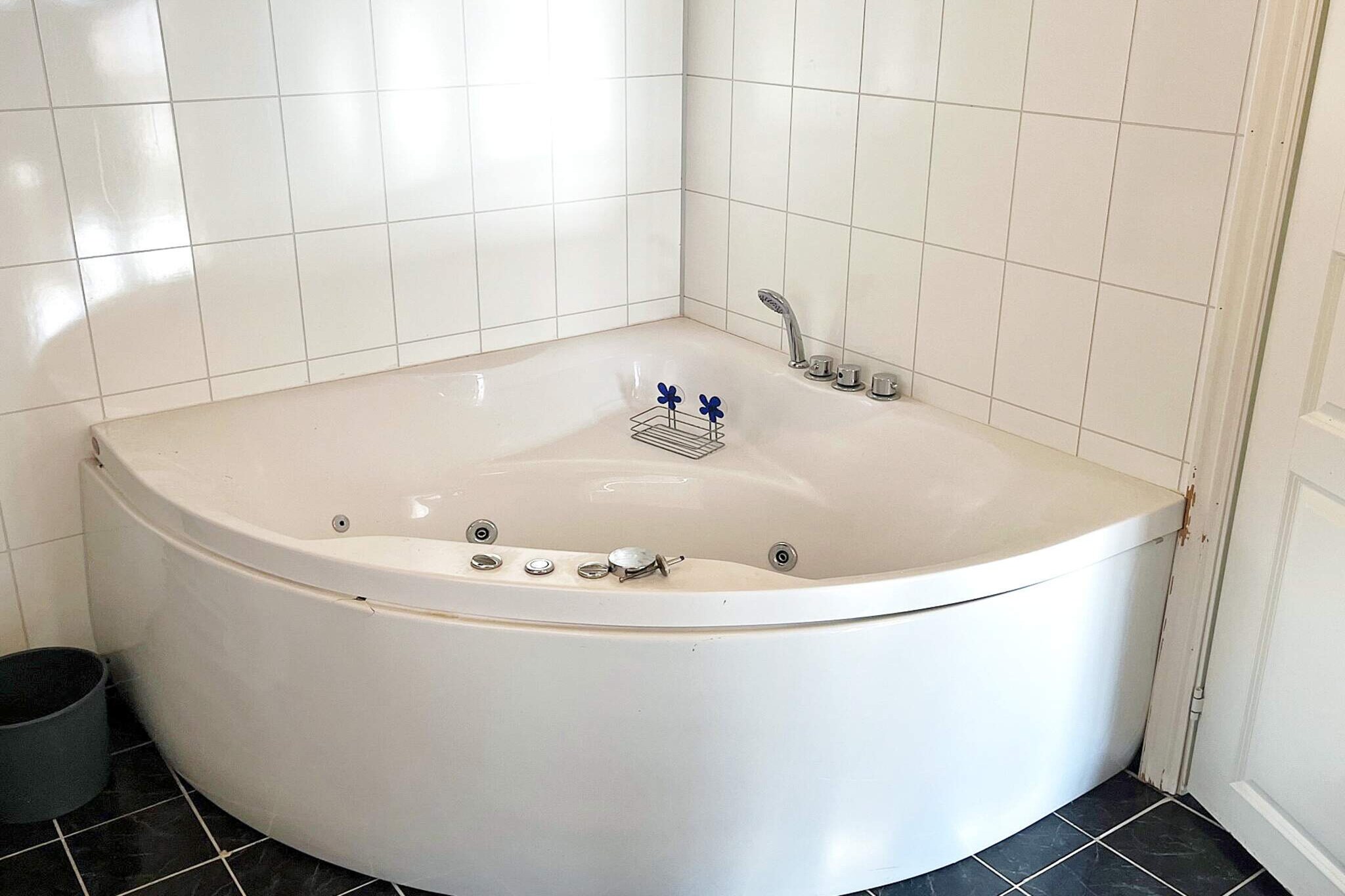 Internet Access DSL, Kitchen(cooker(electric), hood, coffee machine(filter), waffle iron, microwave, dishwasher, fridge, freezer(1-59L), tumble dryer, washing machine), Living/bed room(25 m2)(TV(norvegian TV channels )), bedroom(double bed), bedroom(2x single bed), bedroom(single bed), bedroom(double bed), bedroom(2x single bed), bathroom(floor heating)(bathtub or shower, washbasin, toilet), bathroom(floor heating)(washbasin, toilet), Bubble bath(indoor, 3 persons), heating(electric), garden, garden furniture, BBQ, parking