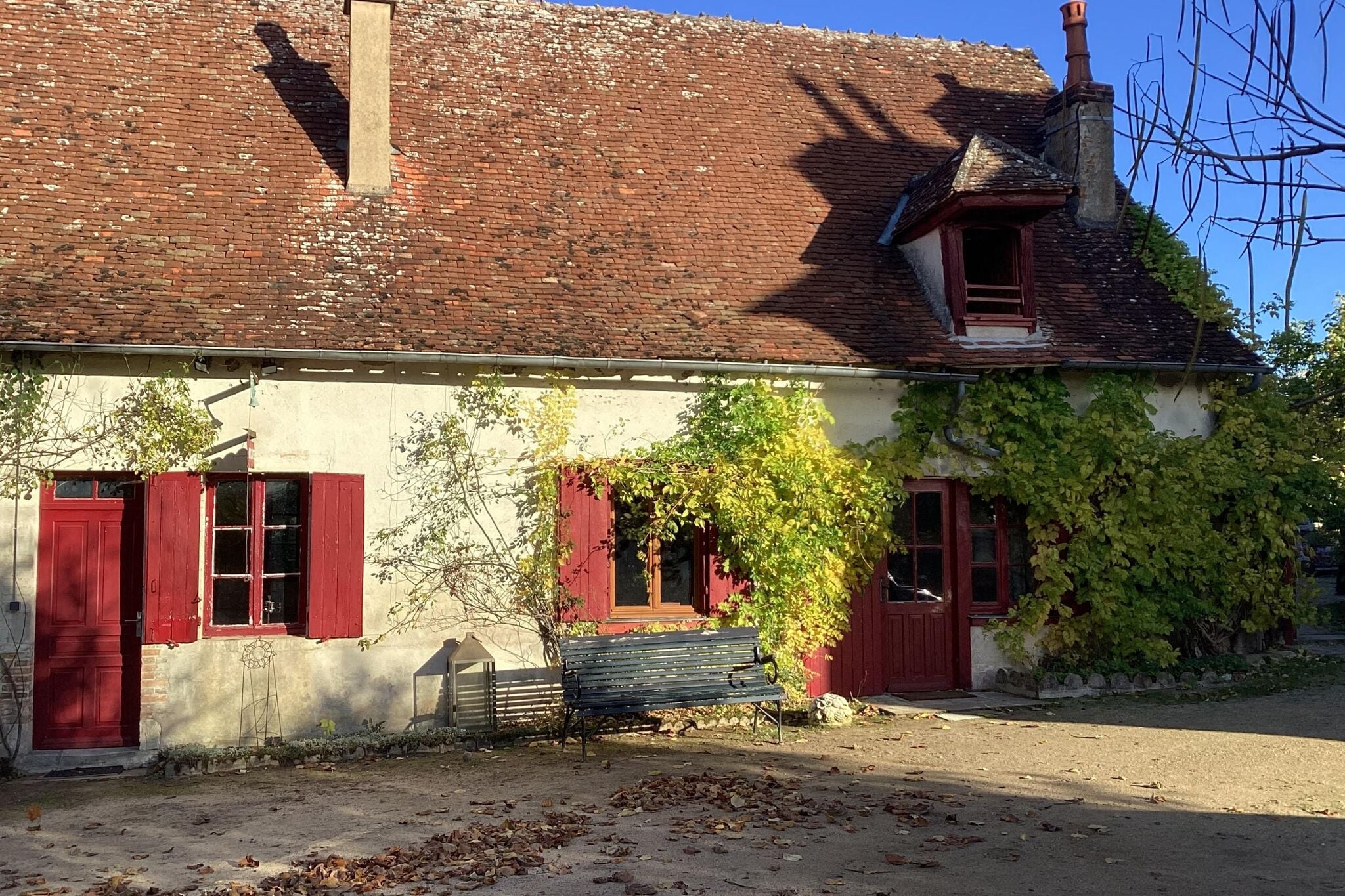 Charmante vakantiewoning in Le Veurdre met een privétuin