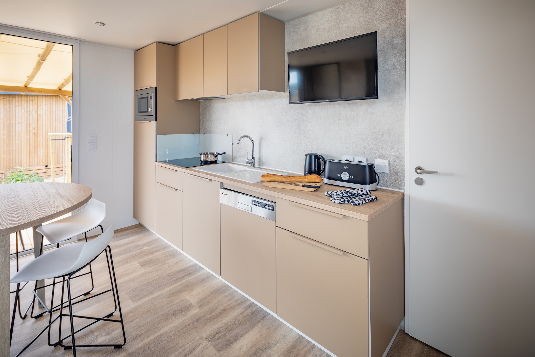 Ground floor: (Living room(TV, seating area), open kitchen(electric kettle, coffee machine(cups), dishwasher, fridge(+ freezer)), Bedroom with bathroom(double bed(160 x 210 cm), shower, washbasin, toilet), Bedroom with bathroom(single bed(80 x 200 cm), single bed(80 x 200 cm), shower, washbasin), toilet(washbasin), air conditioning)\n\nterrace, garden furniture, swimming pool(shared with other guests, outside)