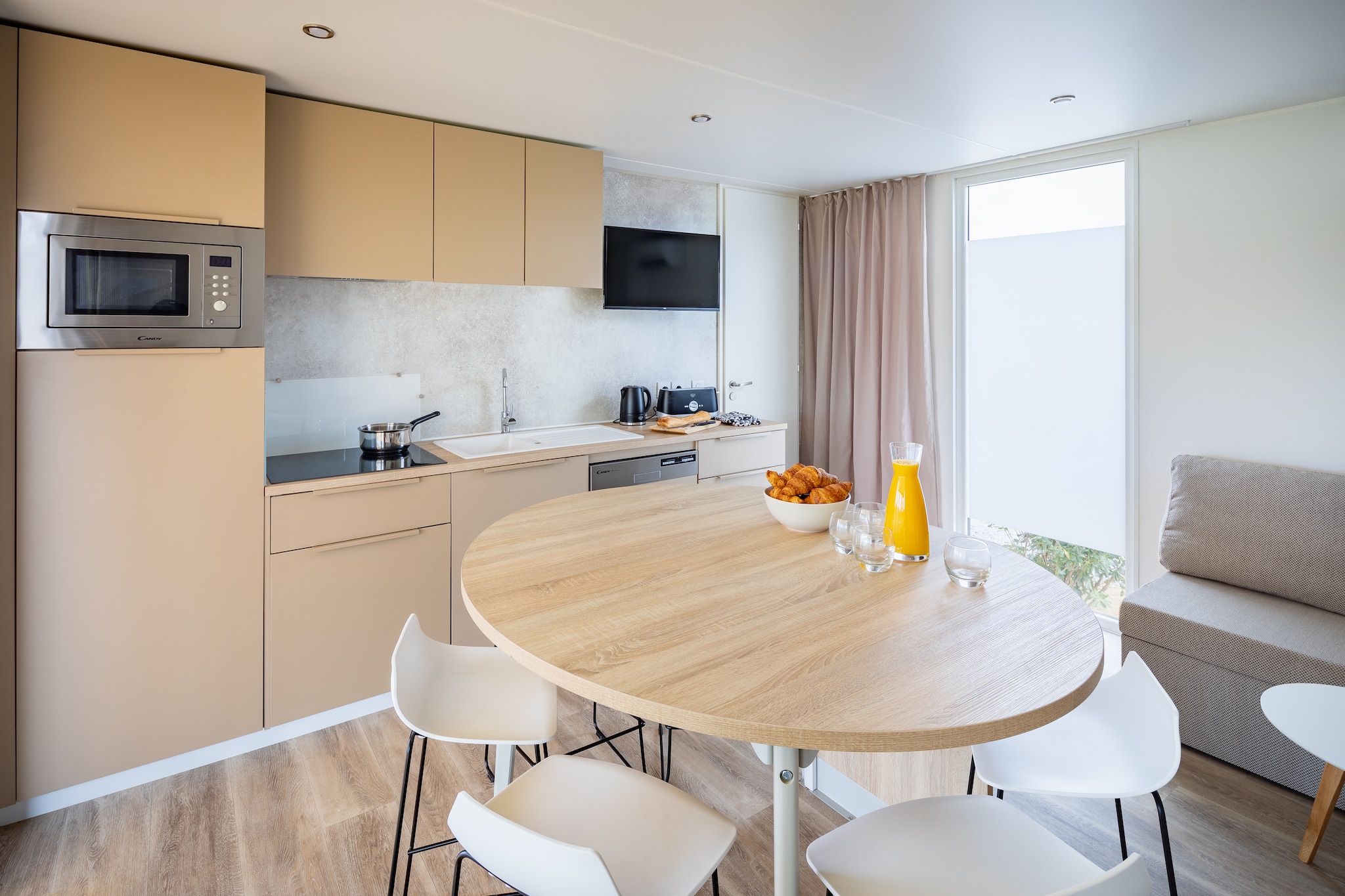 Ground floor: (Living room(TV, seating area), open kitchen(electric kettle, coffee machine(cups), microwave, dishwasher, fridge(+ freezer)), bedroom(bunk bed(80 x 190 cm)), bedroom(2x single bed(80 x 200 cm)), Bedroom with bathroom(double bed(160 x 210 cm), TV, shower, washbasin, toilet), bathroom(shower, washbasin), toilet(washbasin), air conditioning)\n\nGuest house ground floor: (open kitchen(electric kettle, coffee machine(cups), microwave, dishwasher, fridge(+ freezer)), Living/diningroom(TV, seating area), Bedroom with bathroom(double bed(160 x 210 cm), TV, shower, washbasin, toilet), air conditioning)\n\nterrace(roofed), garden furniture, swimming pool(shared with other guests, outside)
