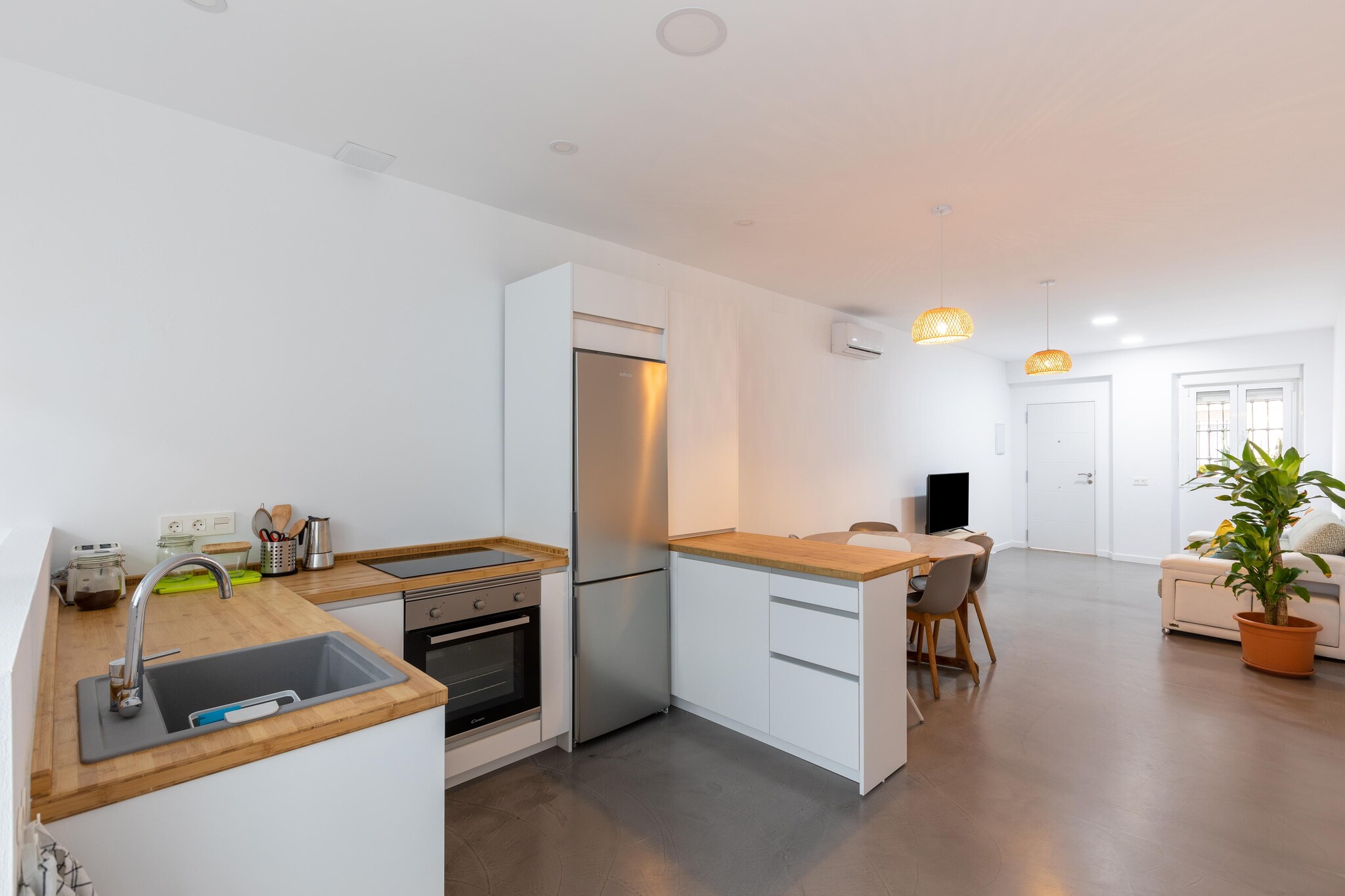 On the 1st floor: (Living room(TV, dining table, seating area), Kitchen(toaster, cooker, oven, microwave, dishwasher, fridge-freezer), bathroom(washbasin, toilet), terrace(private))\n\nOn the 2nd floor: (bedroom(double bed), bedroom(single bed, bunk bed or 2 single beds), bathroom(bathtub or shower, washbasin, toilet), terrace(private))