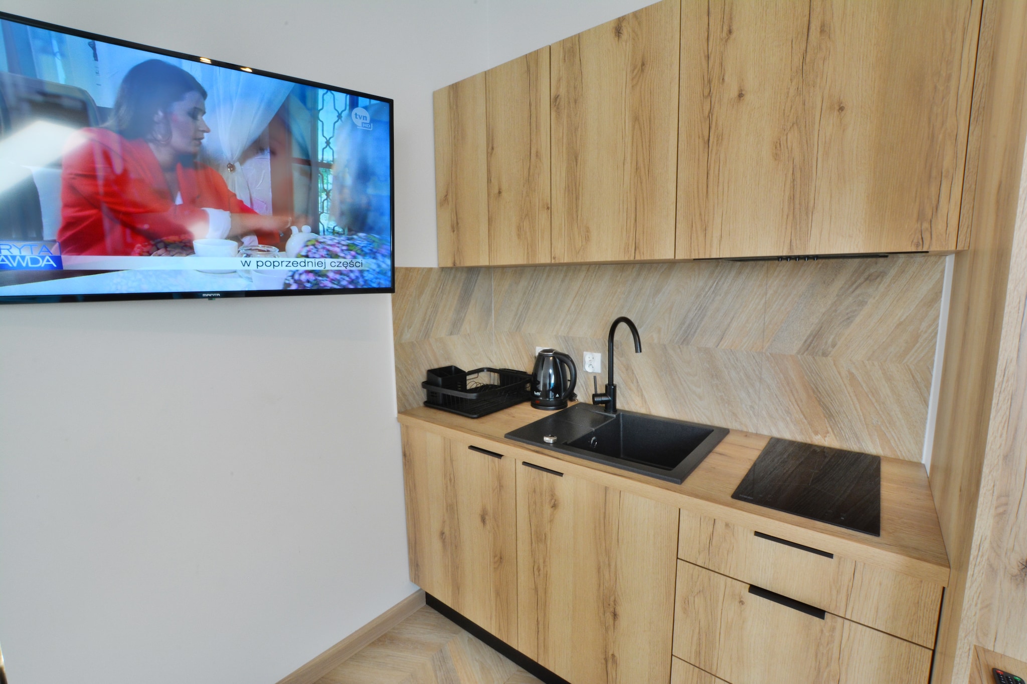 On the 3rd floor: (open kitchen(hob(2 ring stoves, induction), electric kettle, hood, fridge-freezer), Living/bed room(single sofa bed, TV(flatscreen), dining table(3 persons)), bedroom(double bed), bathroom(shower, washbasin, toilet, hairdryer))\n\nReception, Internet access, Bar, heating(central), sun loungers, parking, ironing board, iron