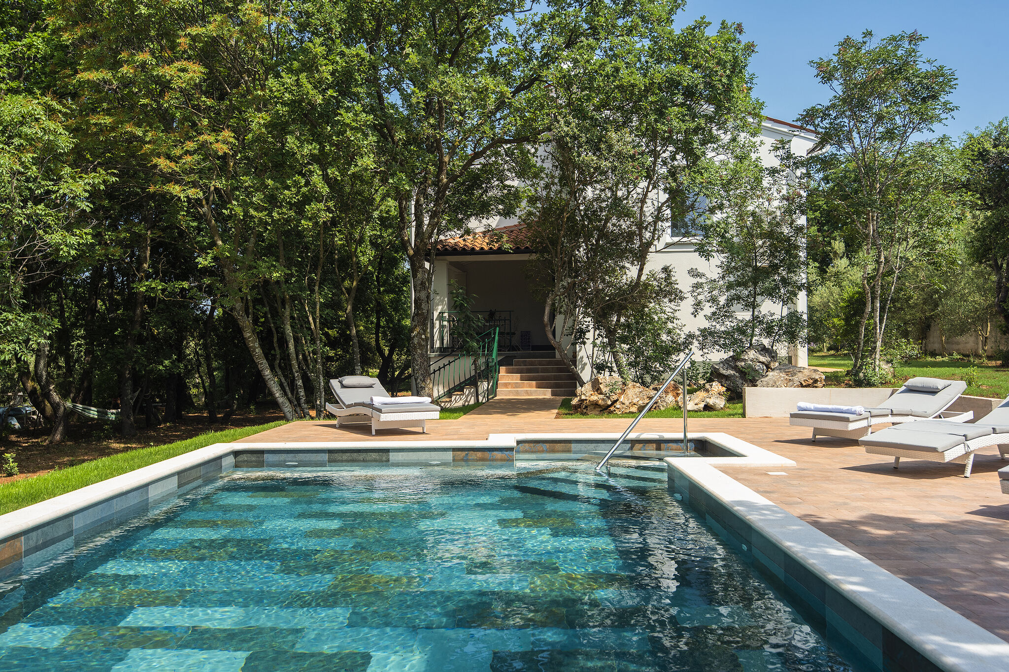 Schöne Villa mit Pool und eingezäuntem Garten