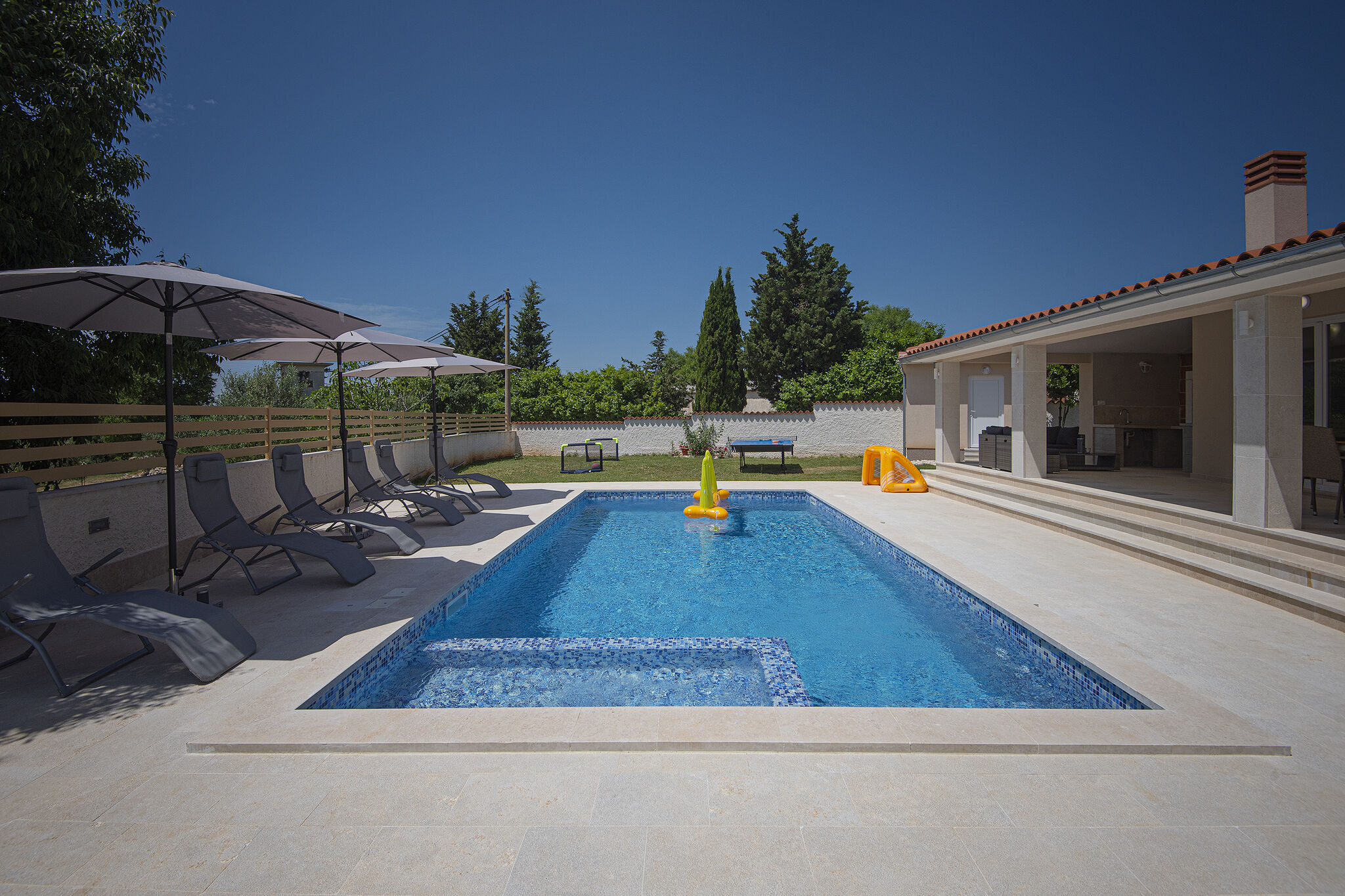 Single-storey villa with private pool