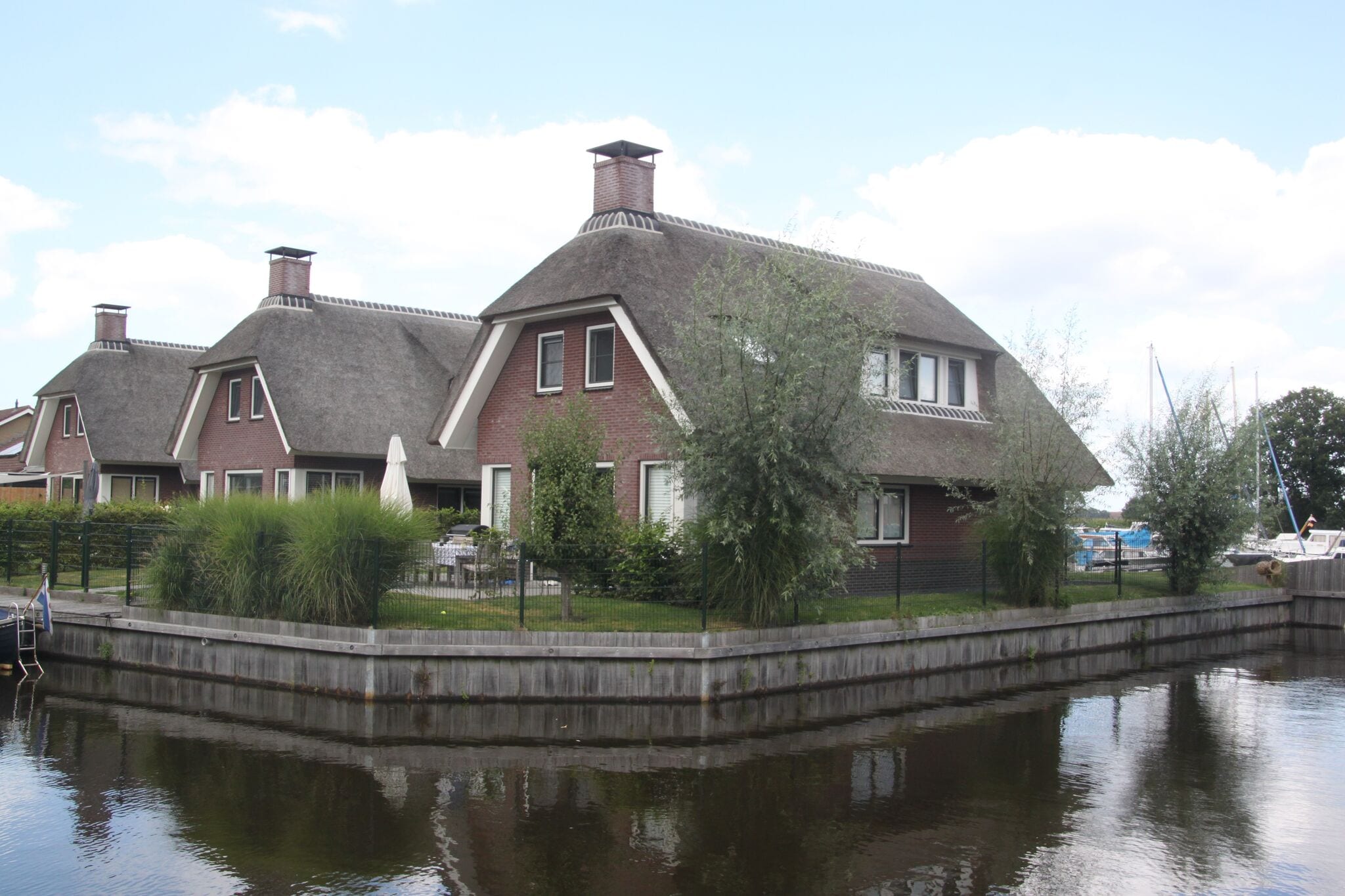Sfeervolle villa met omheinde tuin, op vakantiepark aan het water in Friesland