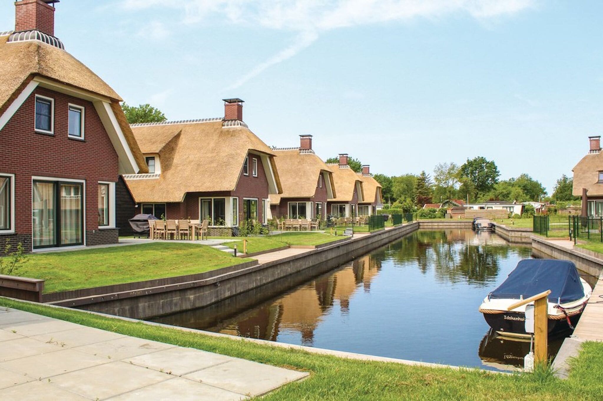 Sfeervolle villa aan het water, op vakantiepark in Friesland