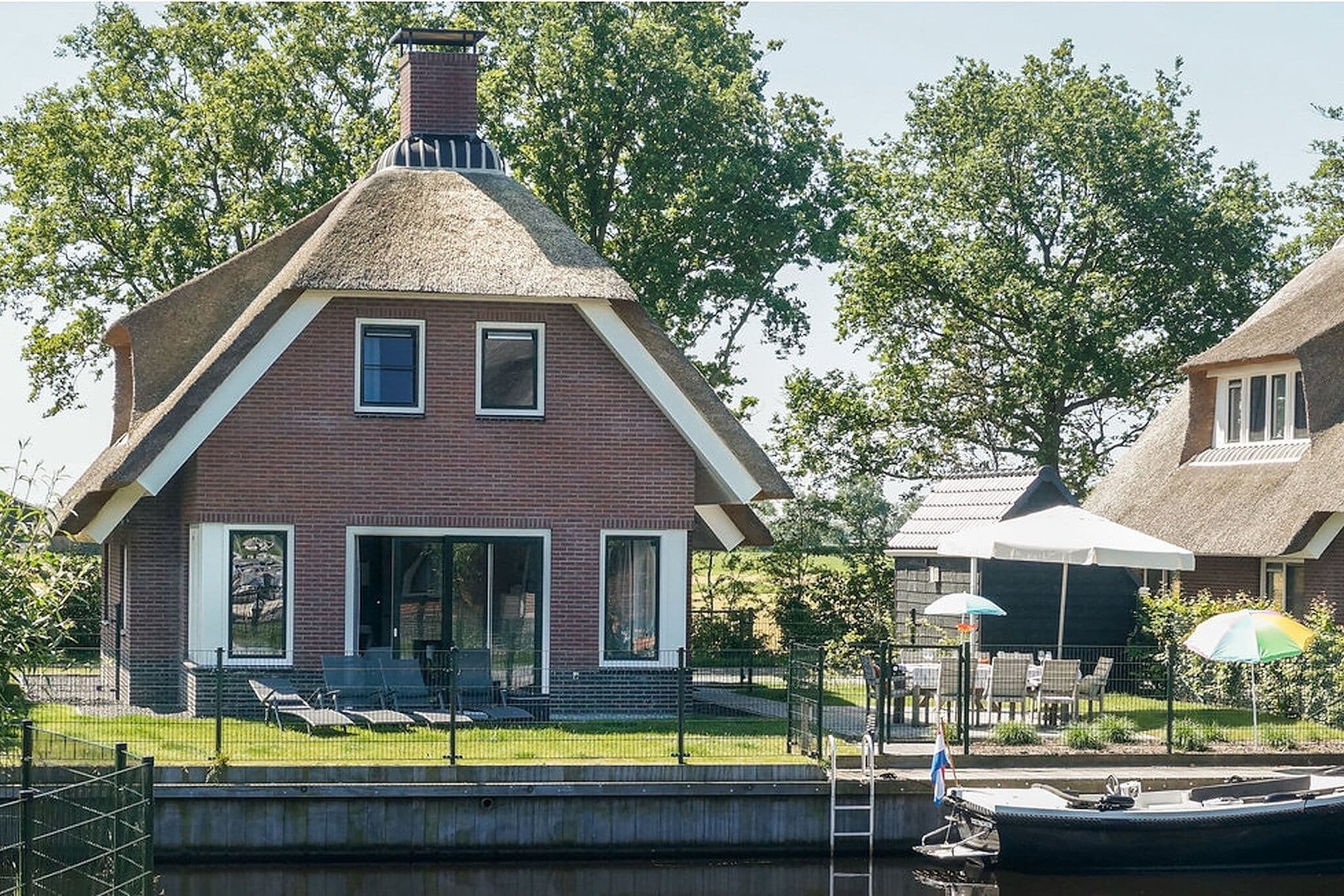 Child-friendly villa on the water in Friesland