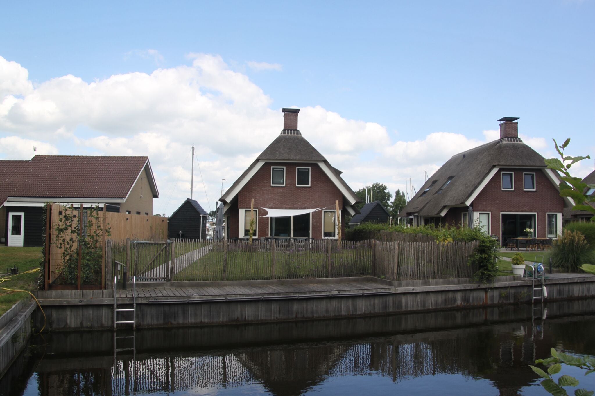 Villa met grote tuin op vakantiepark in Friesland