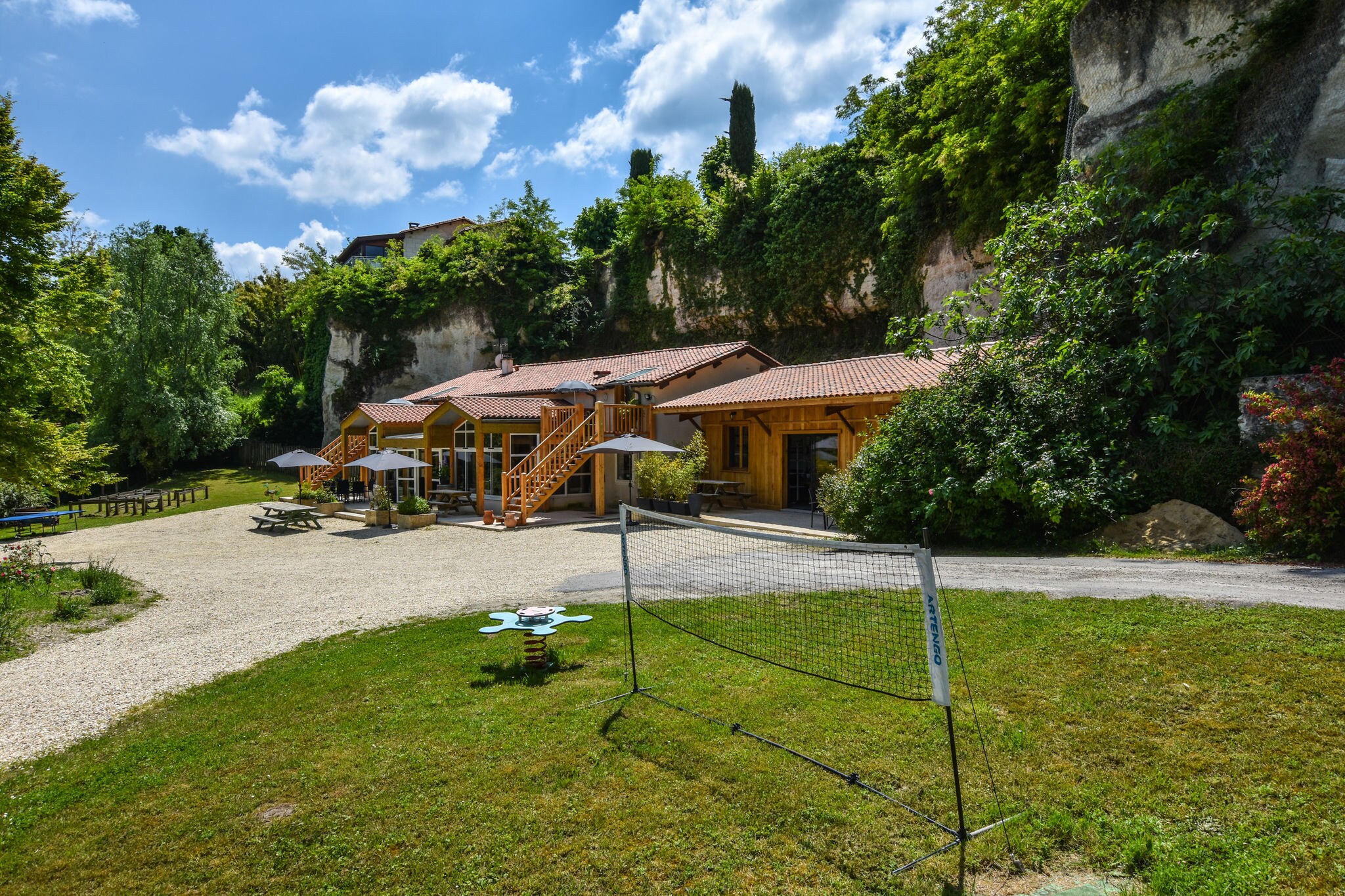 Majestic holiday home in Aubeterre-sur-Dronne with garden